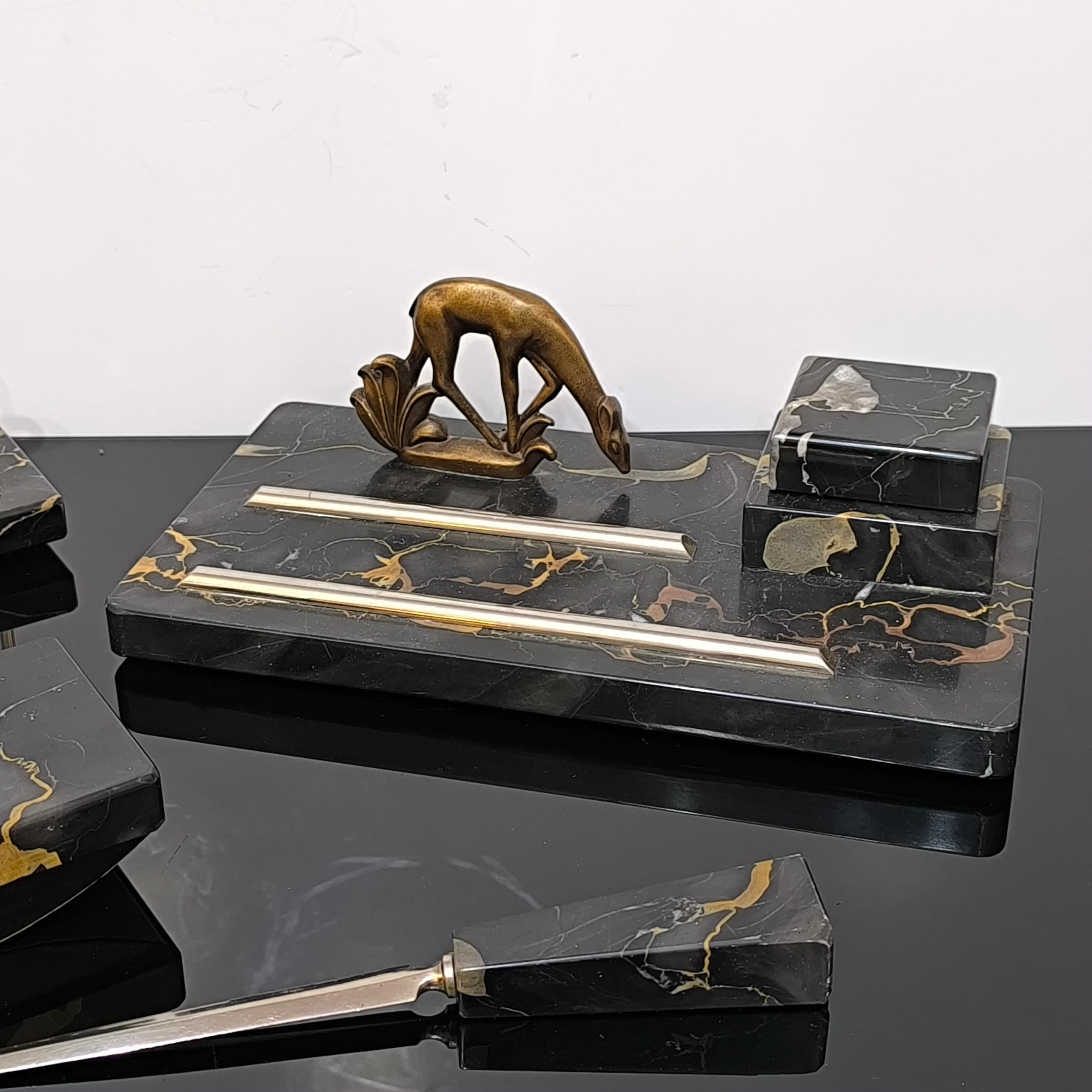 Französisches Art-Déco-Schreibtischset mit Windhund aus Portoro-Marmor, 1930er Jahre (Mitte des 20. Jahrhunderts) im Angebot