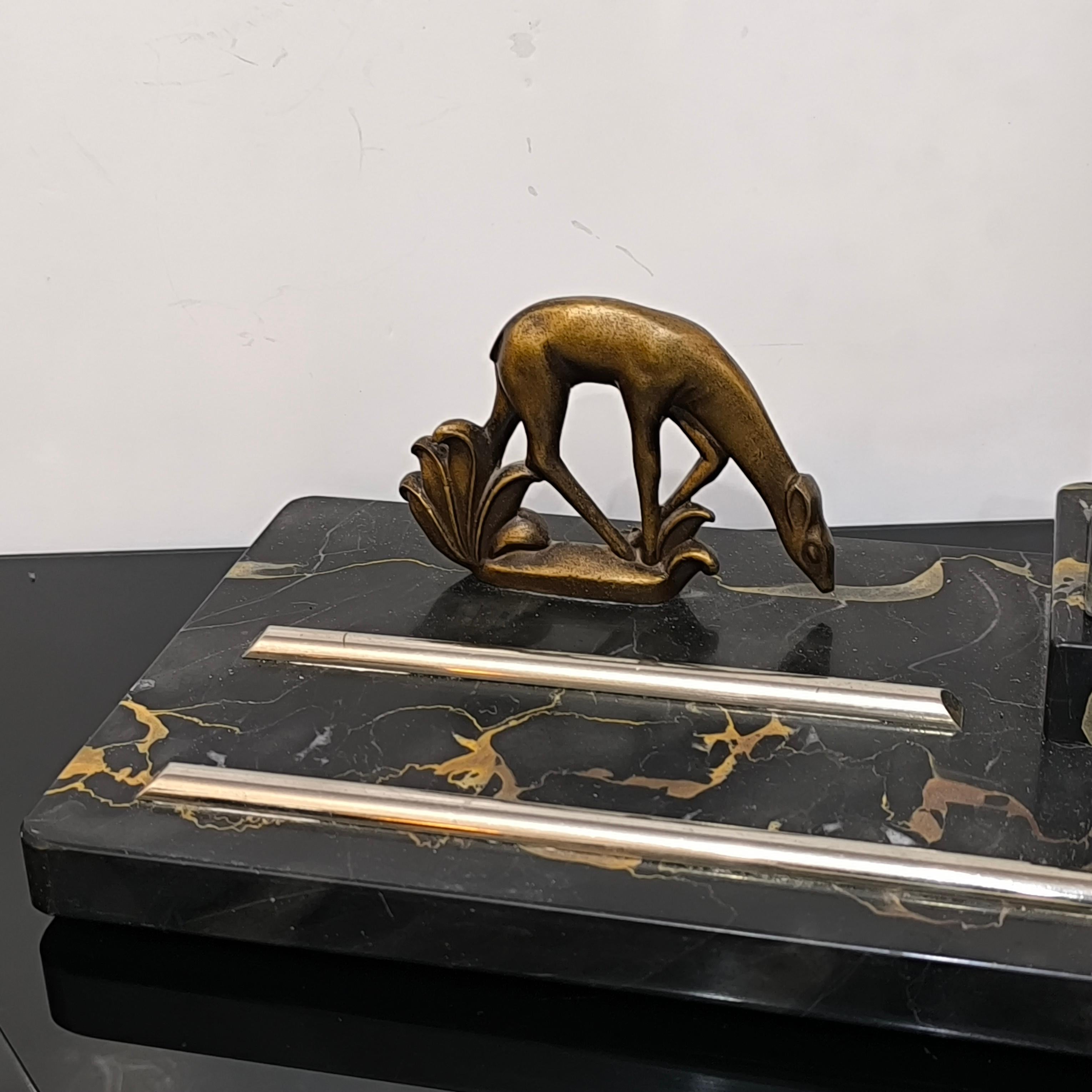 Französisches Art-Déco-Schreibtischset mit Windhund aus Portoro-Marmor, 1930er Jahre (Messing) im Angebot