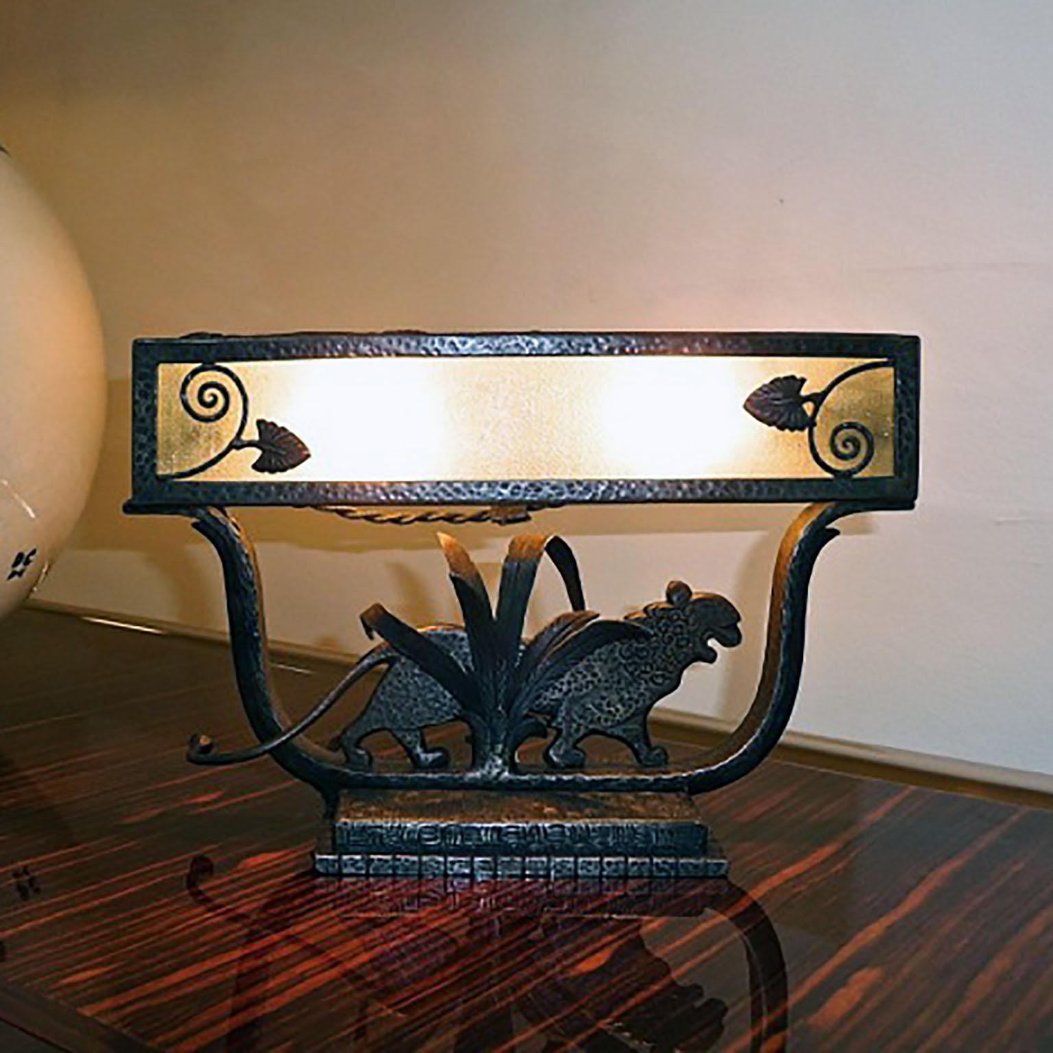 Français Lampe de bureau en fer forgé Art Déco français par Paul Kiss, années 1930 en vente