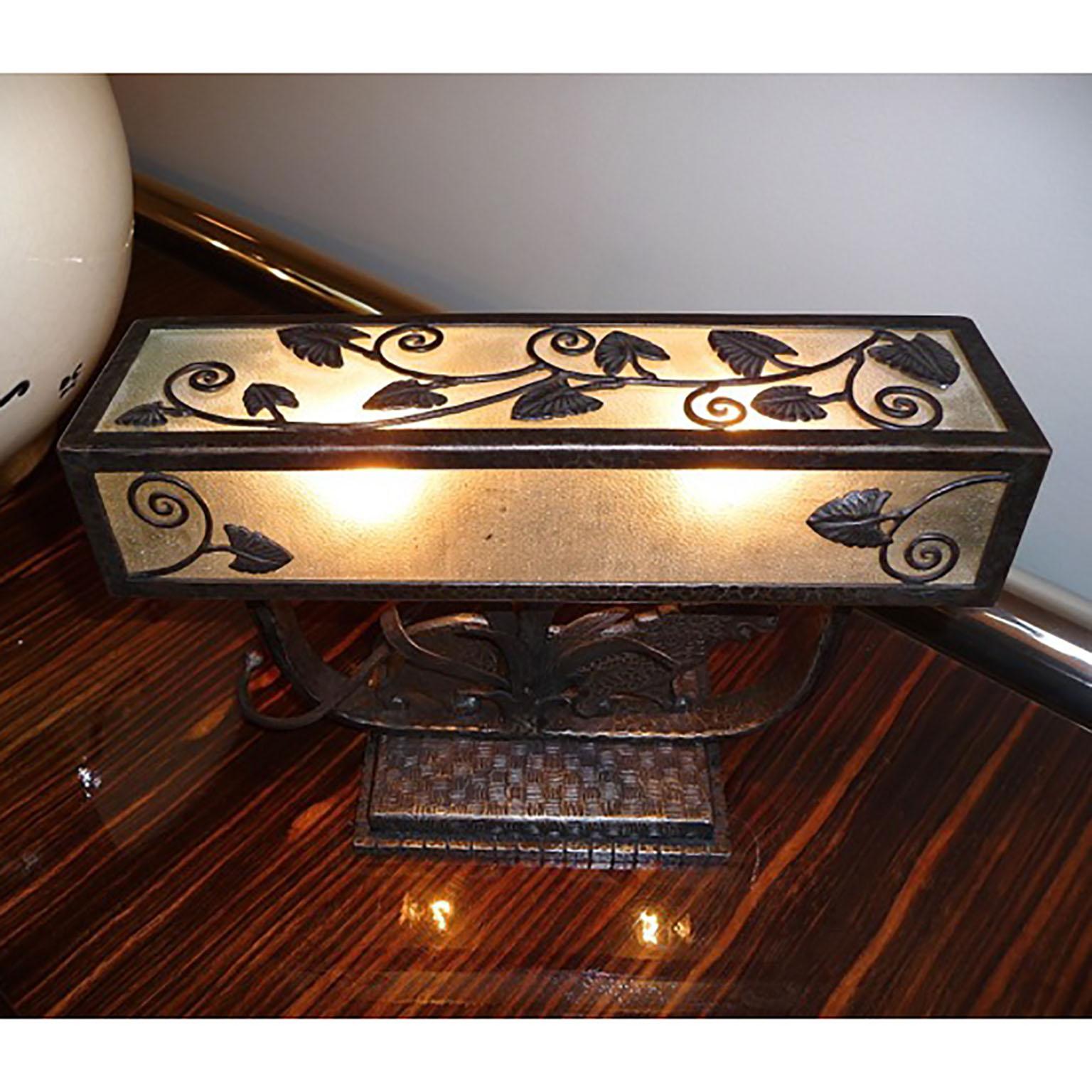 Milieu du XXe siècle Lampe de table Art déco française en fer forgé par Paul Kiss, années 1930 en vente