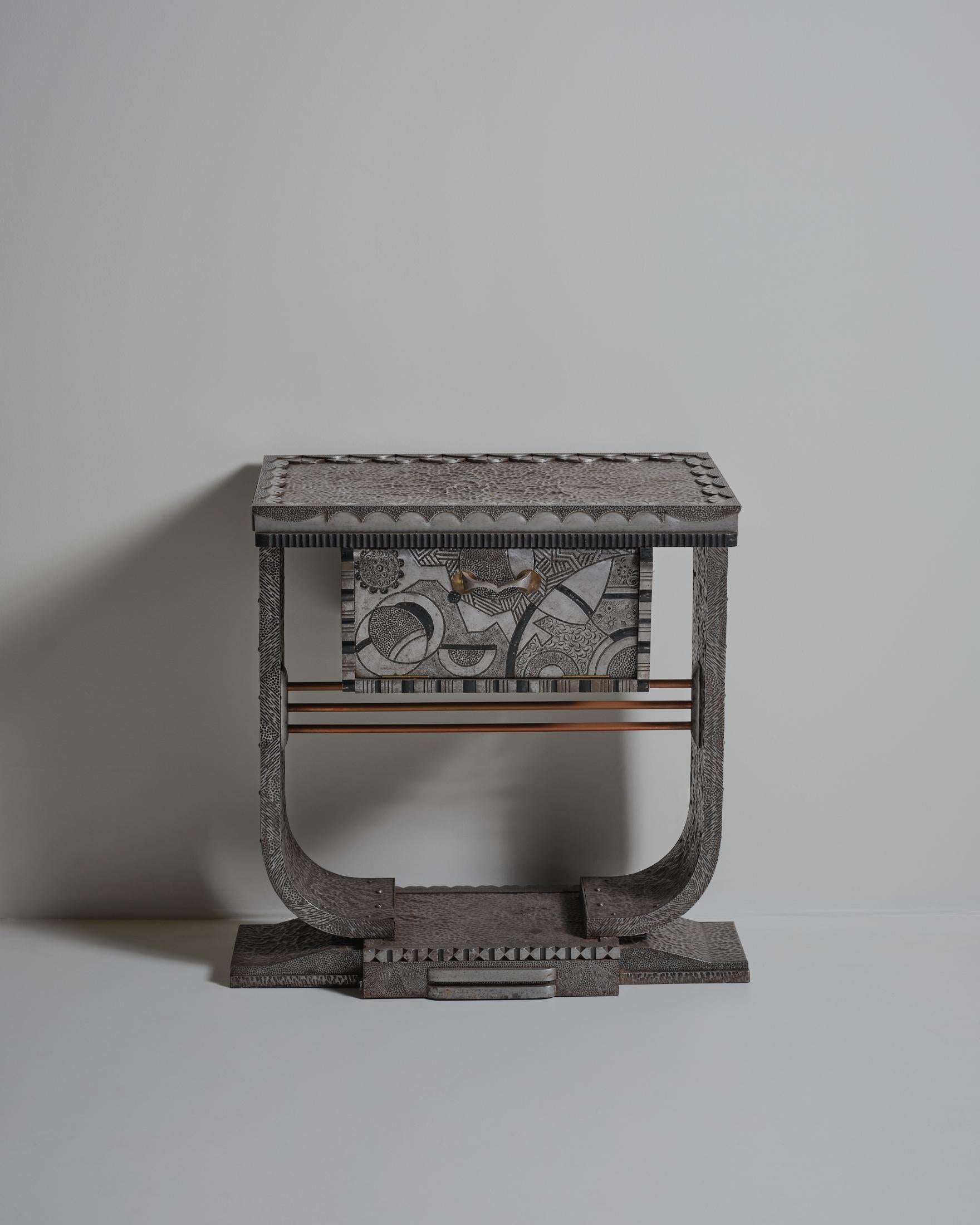 Sculptural Bureau/Vanity/Console Art Déco martelé et forgé à la main dans le style d'Edgar Brandt. Fabriqué en France dans les années 1930. Matériaux mixtes.