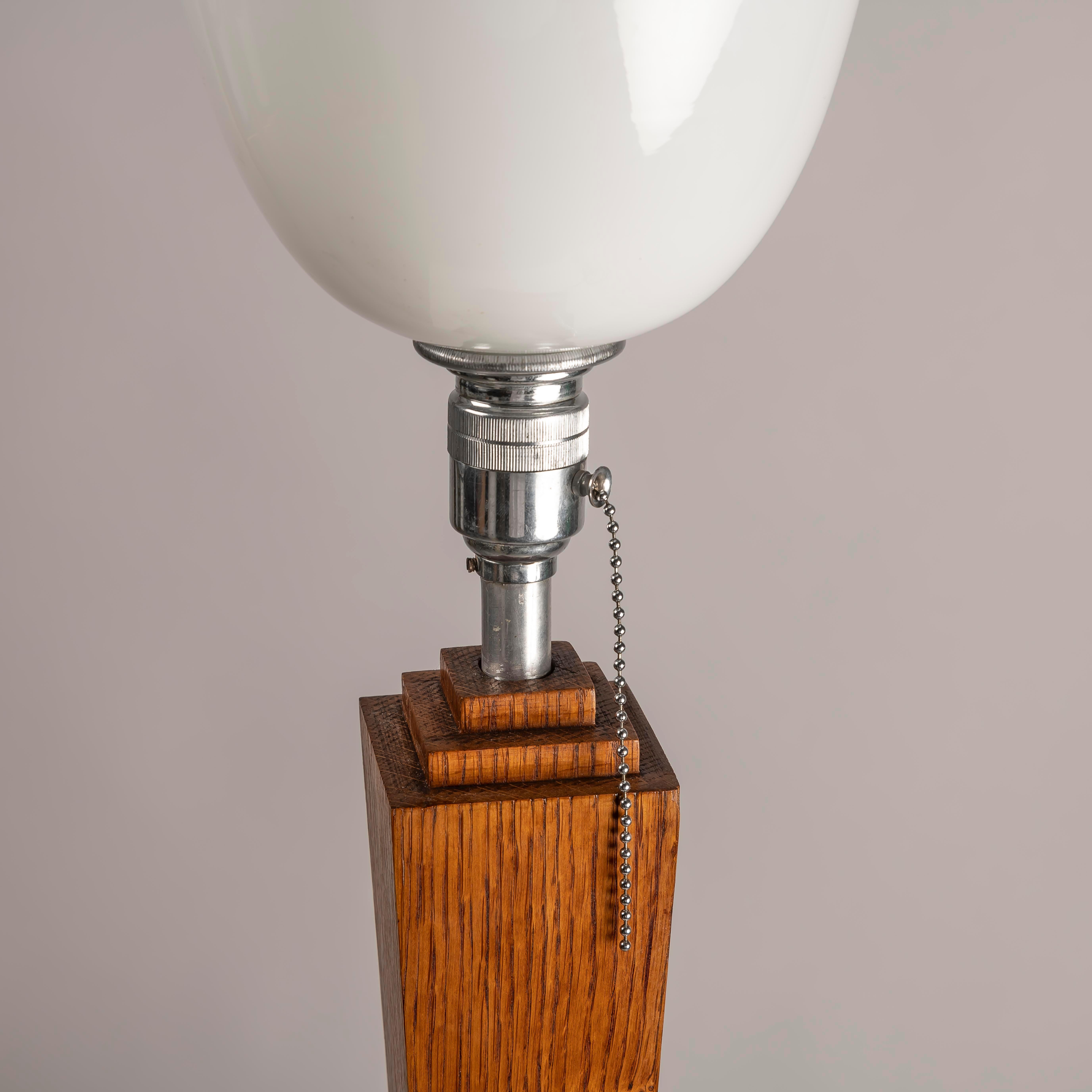 Laissez-vous séduire par le charme opulent de l'Art déco avec la lampe de table XXL French, qui rappelle le style exquis de Jean-Michel Frank des années 1940. Fabriquée avec un grand souci du détail, cette lampe dégage une allure luxueuse et une
