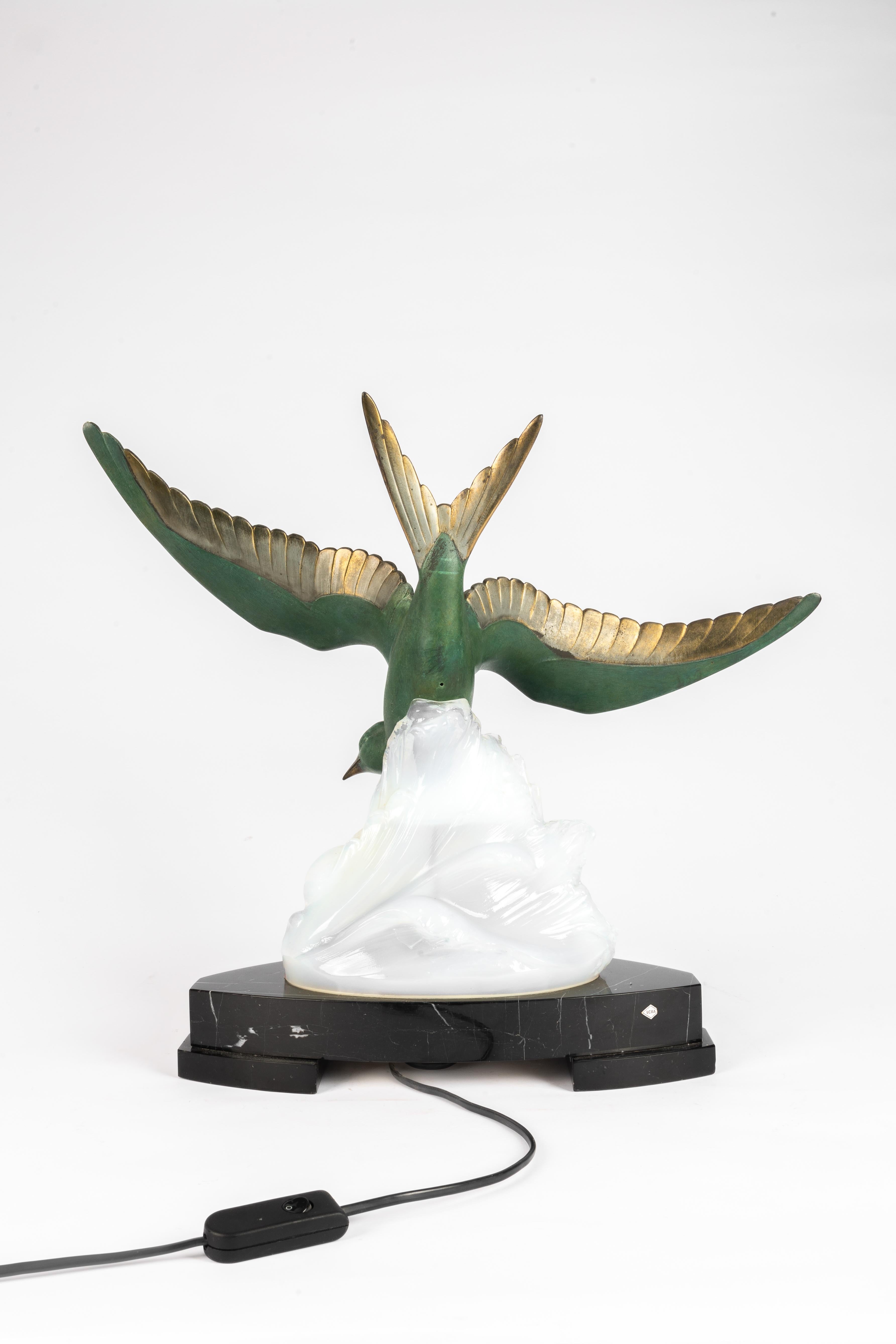 Belga Art-déco Fritz Diller attr. Scultura di gabbiano e base in vetro illuminata in vendita
