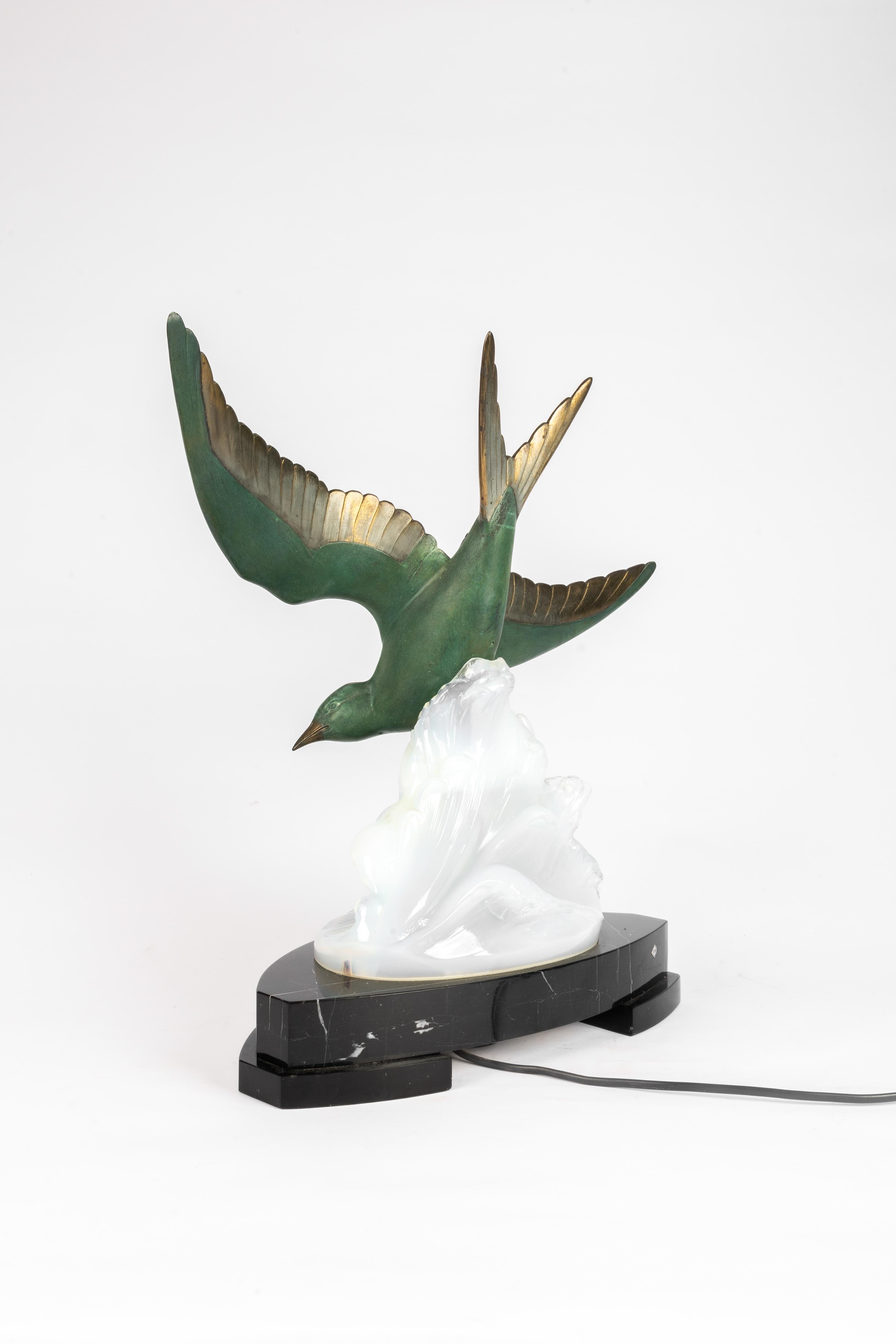 Stampato Art-déco Fritz Diller attr. Scultura di gabbiano e base in vetro illuminata in vendita