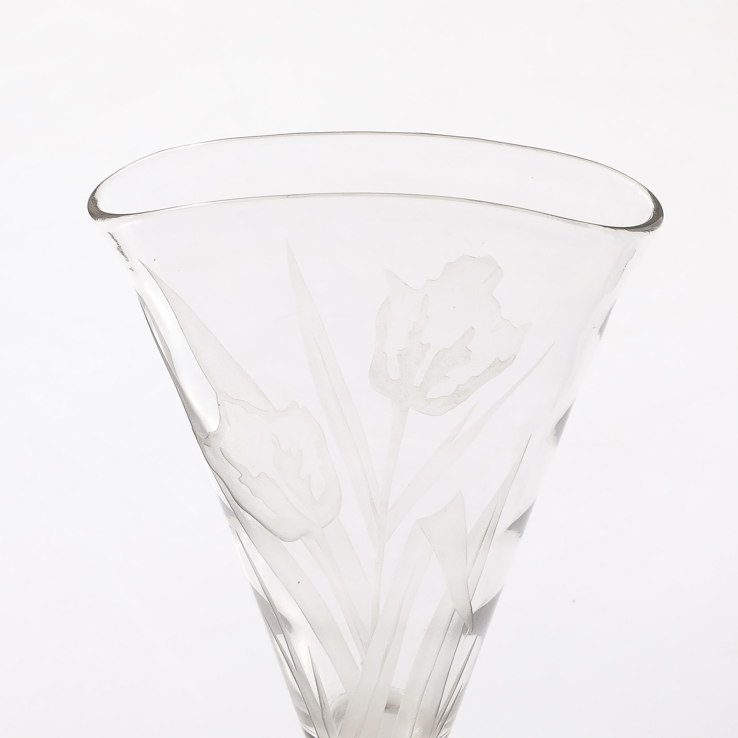 Diese kühne und grafische Art Deco Vase aus mattiertem und transparentem Glas mit floralen Reliefs, Frankreich, um 1930. Die Vase hat eine längliche, konisch zulaufende Form mit einem wunderschönen geätzten Motiv aus blühenden Blumen, das die