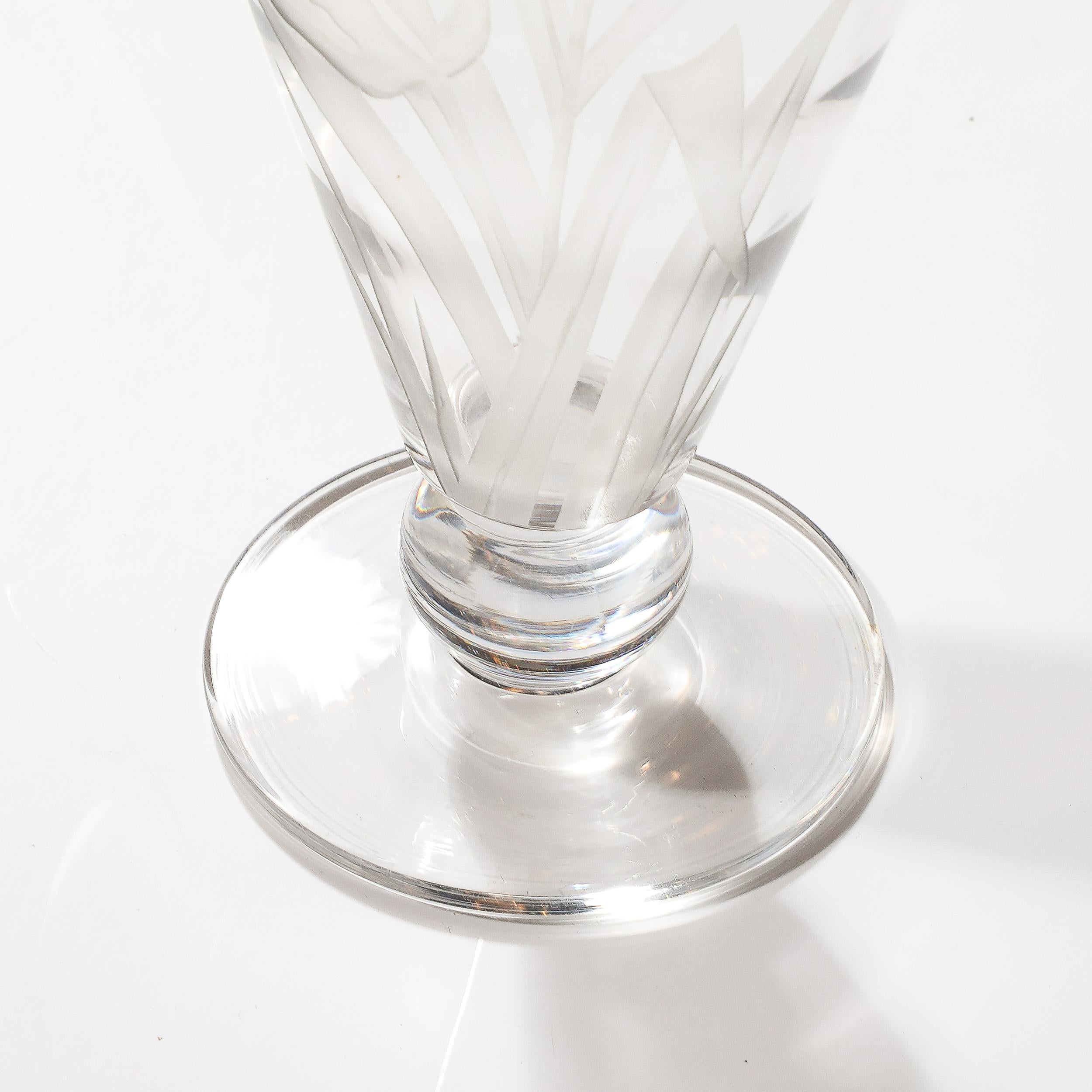 Vase aus mattiertem und transparentem Glas im Art déco-Stil mit Blumenreliefdetails (Französisch) im Angebot