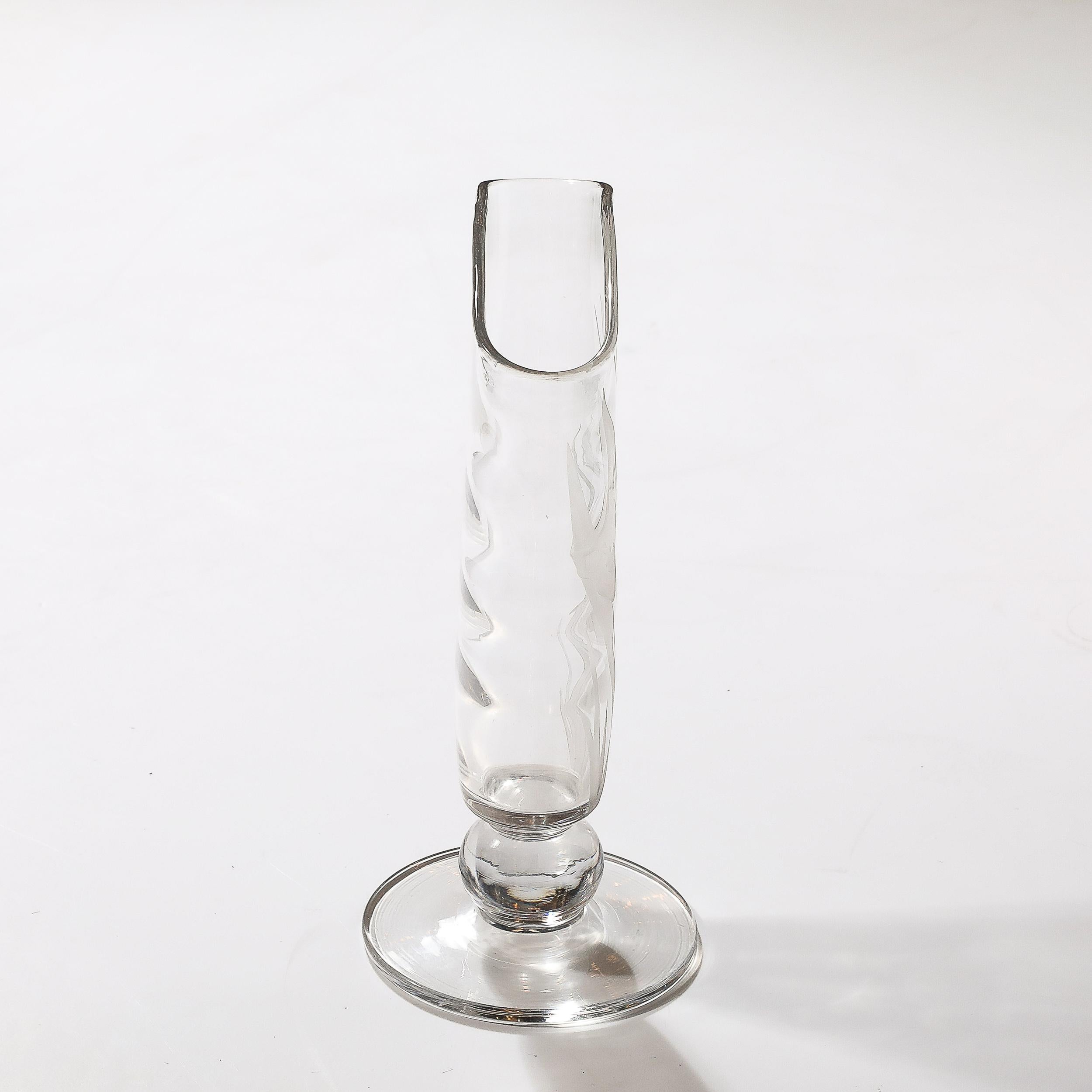 Vase aus mattiertem und transparentem Glas im Art déco-Stil mit Blumenreliefdetails im Zustand „Hervorragend“ im Angebot in New York, NY