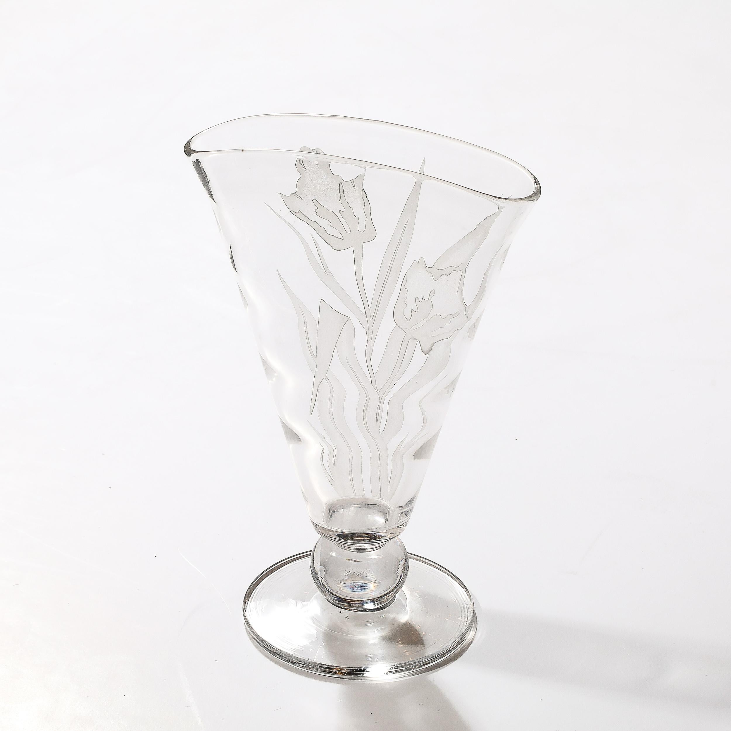 Vase aus mattiertem und transparentem Glas im Art déco-Stil mit Blumenreliefdetails (Mitte des 20. Jahrhunderts) im Angebot