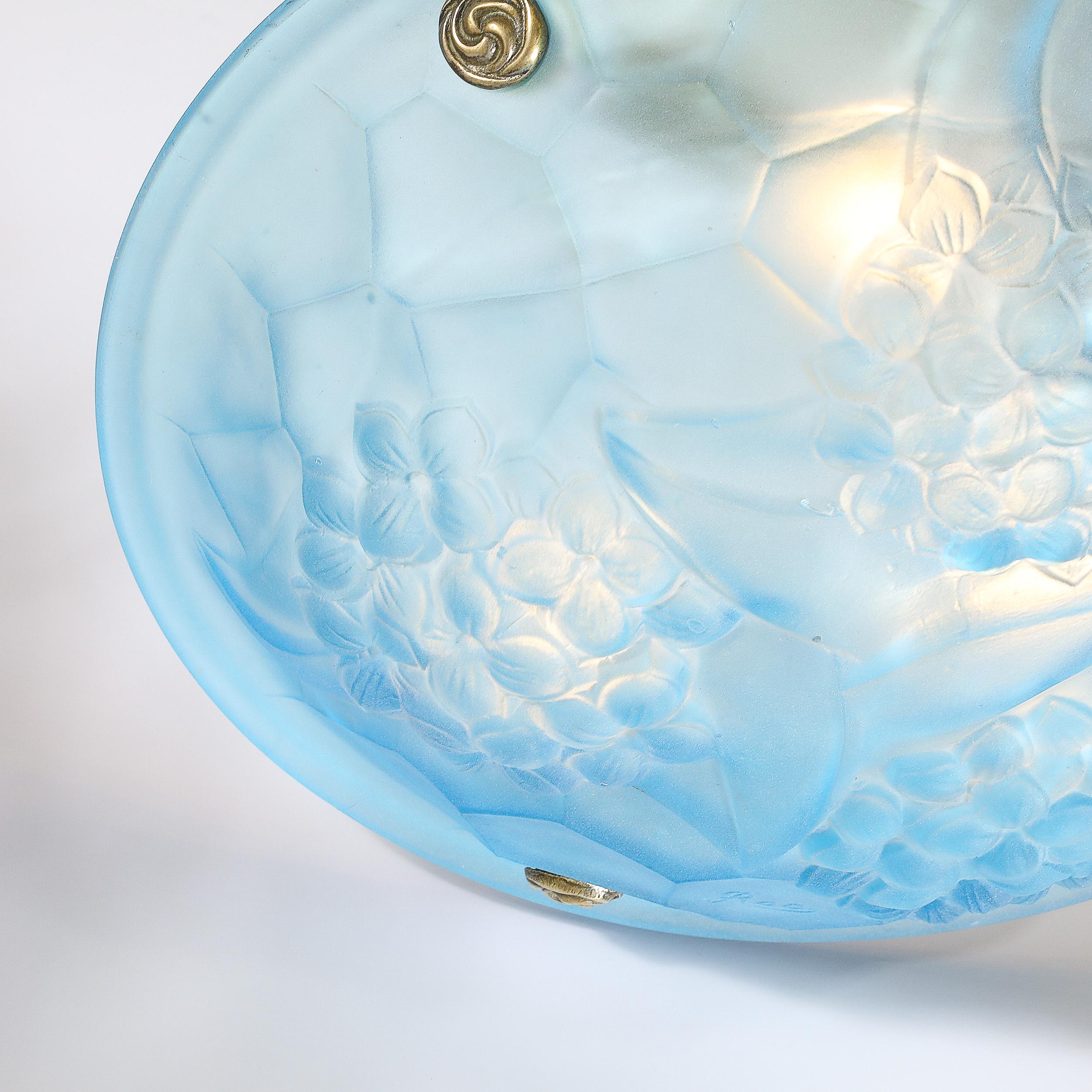 Lustre Art Déco en verre bleu givré avec ferrures en laiton signé ROC par Degué en vente 3