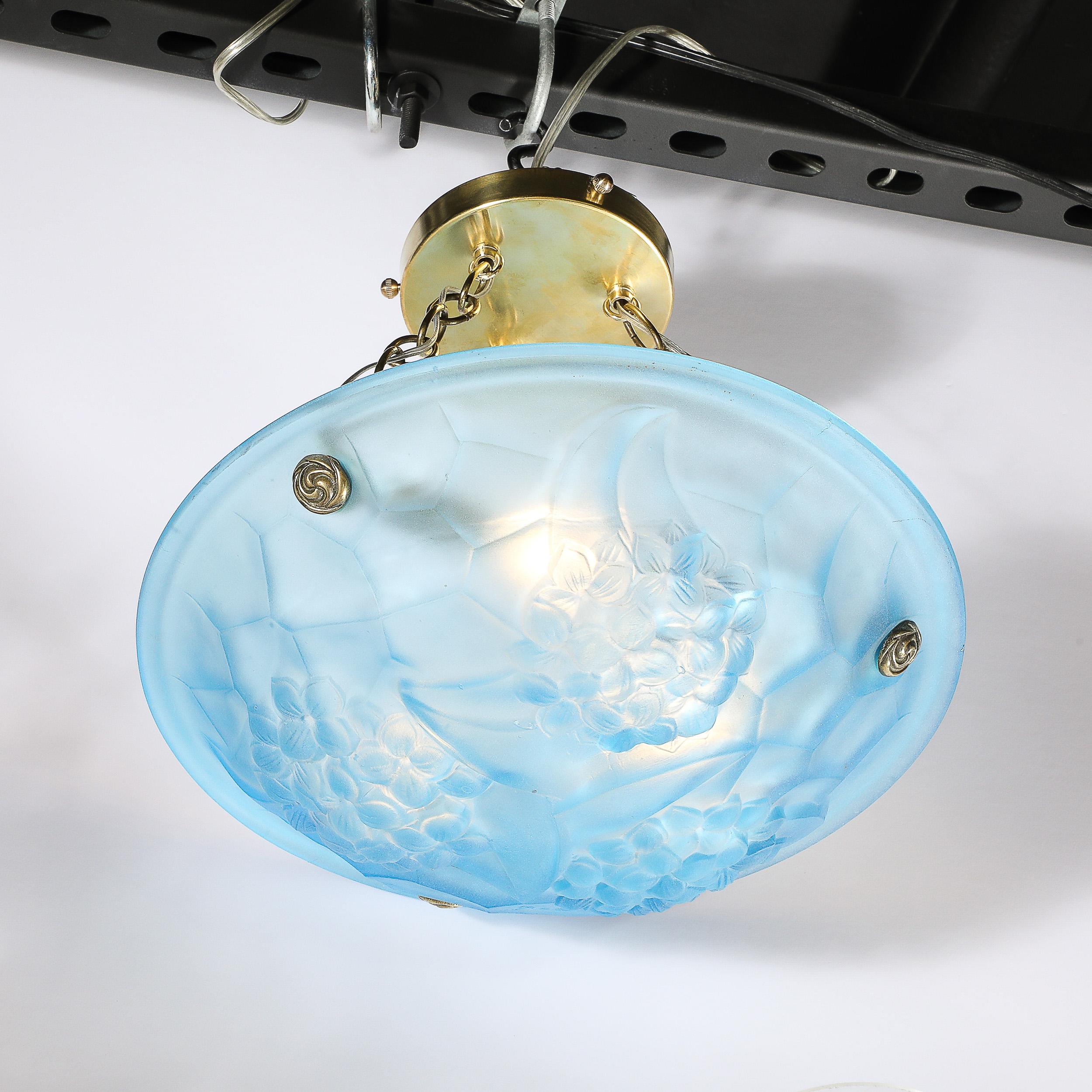 Lustre Art Déco en verre bleu givré avec ferrures en laiton signé ROC par Degué en vente 4