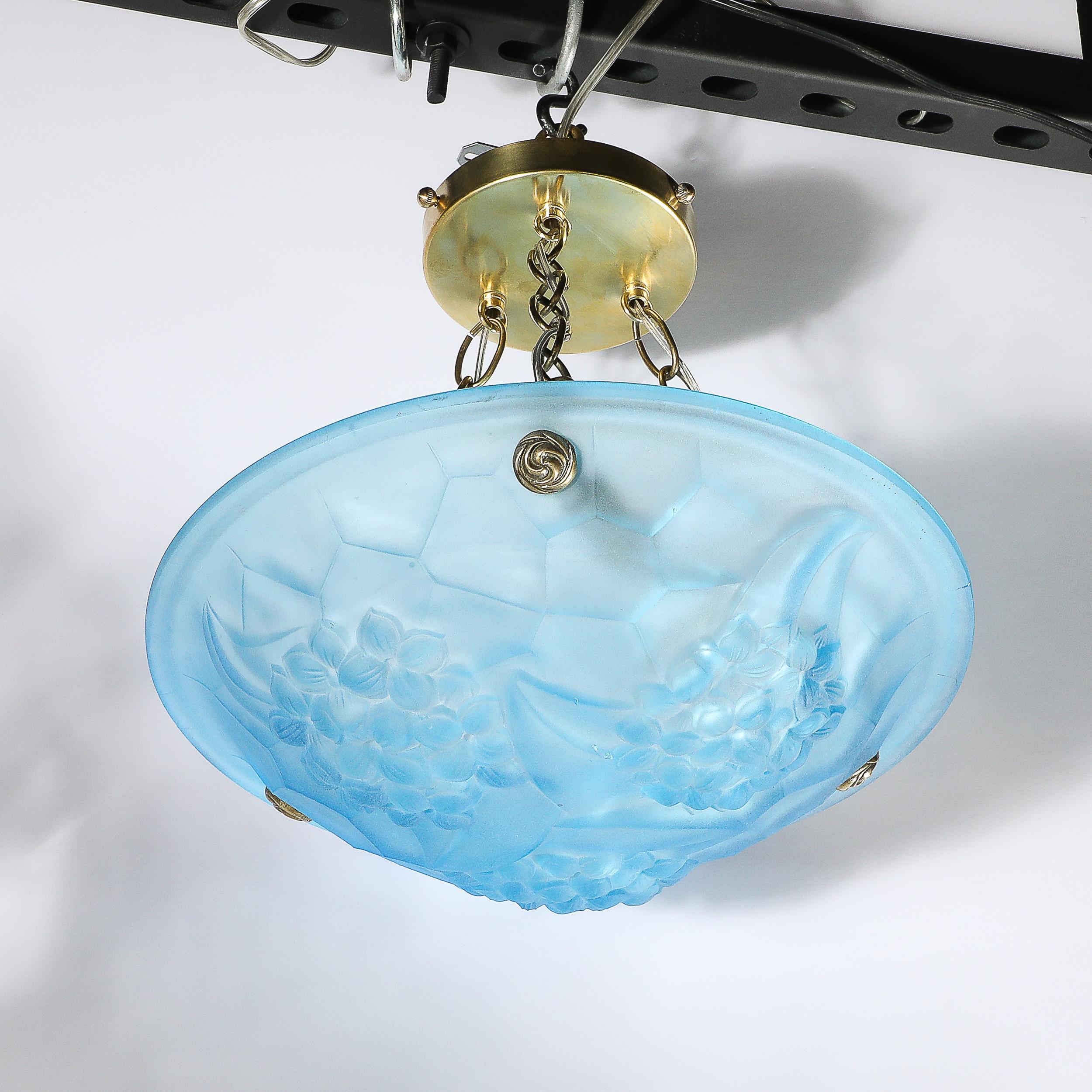 Lustre Art Déco en verre bleu givré avec ferrures en laiton signé ROC par Degué en vente 5