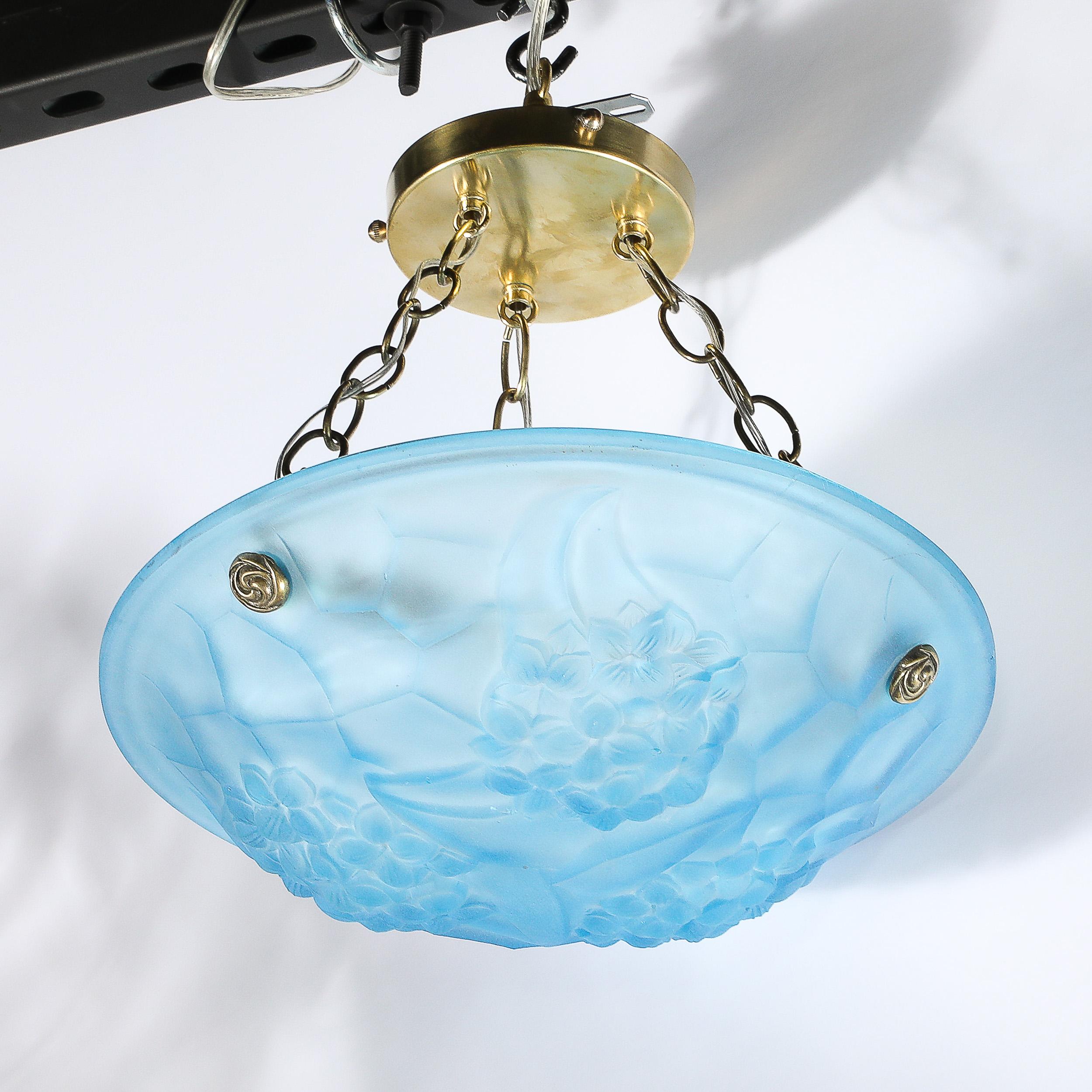 Lustre Art Déco en verre bleu givré avec ferrures en laiton signé ROC par Degué en vente 7