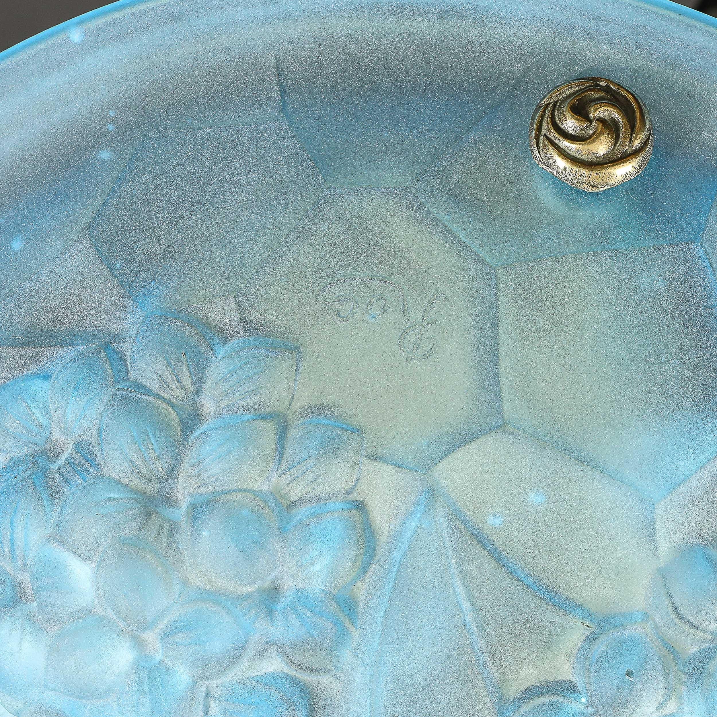 Lustre Art Déco en verre bleu givré avec ferrures en laiton signé ROC par Degué en vente 8
