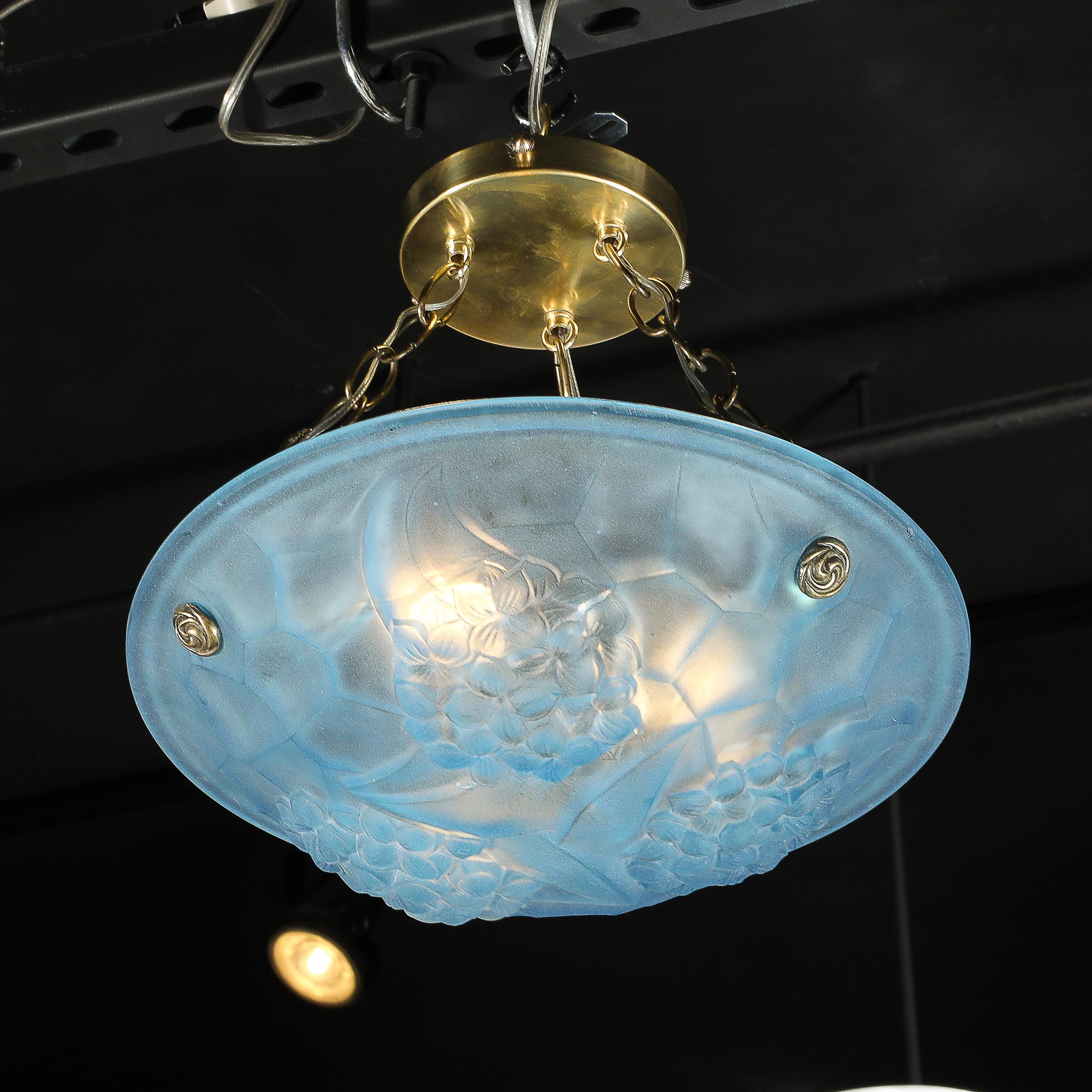 Art déco Lustre Art Déco en verre bleu givré avec ferrures en laiton signé ROC par Degué en vente