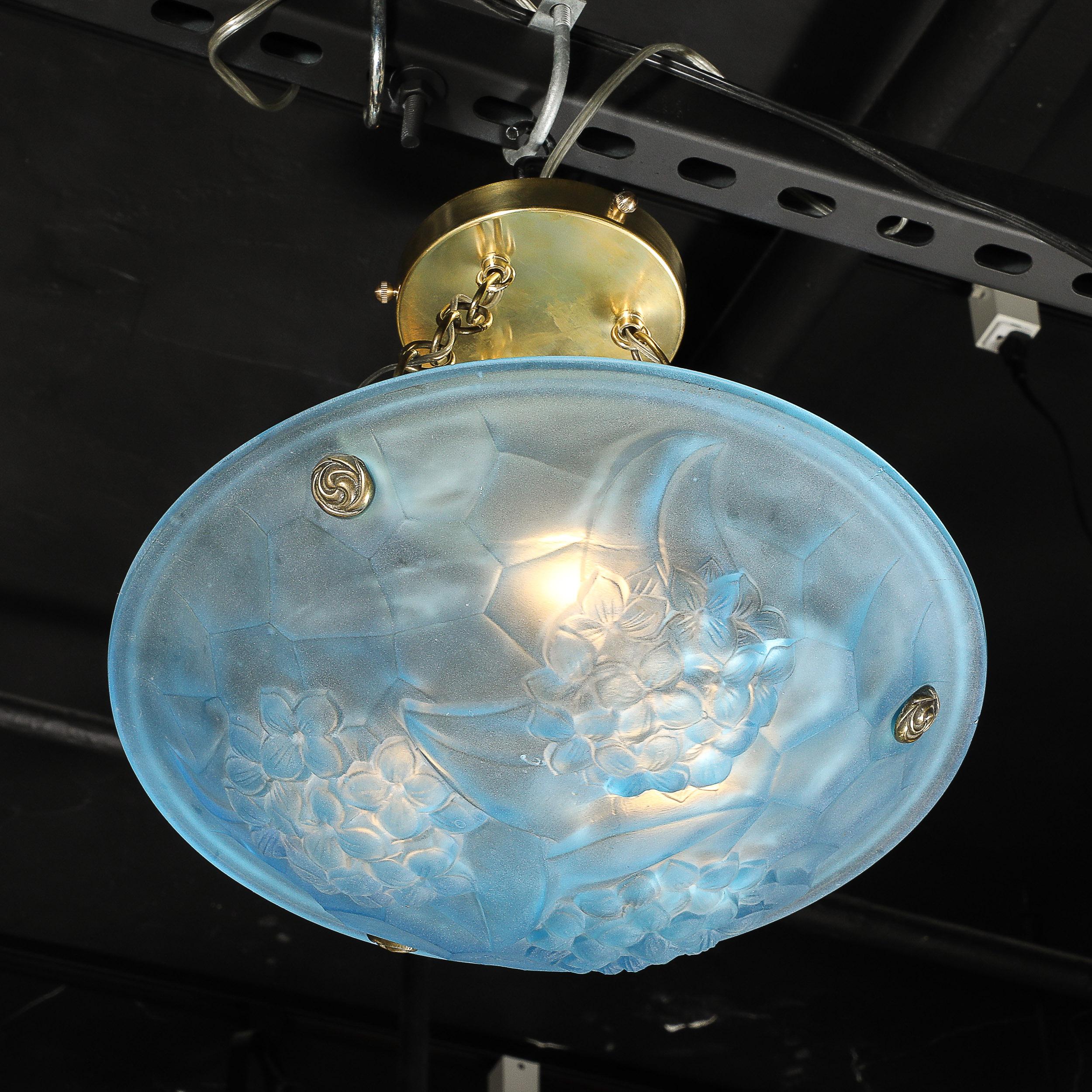 italien Lustre Art Déco en verre bleu givré avec ferrures en laiton signé ROC par Degué en vente