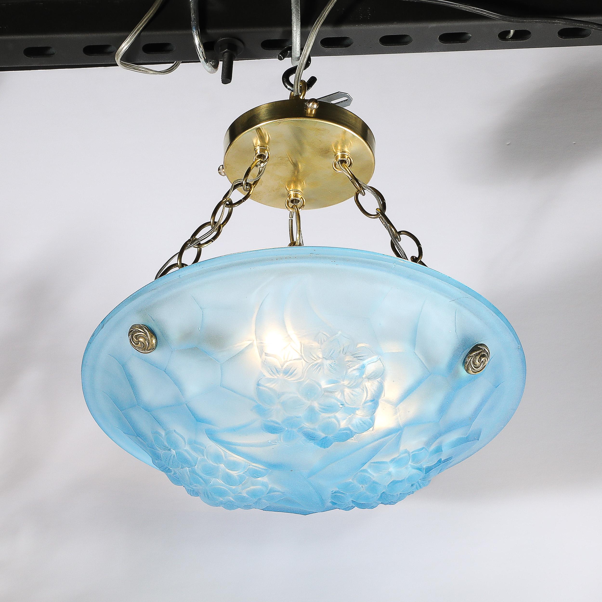 Lustre Art Déco en verre bleu givré avec ferrures en laiton signé ROC par Degué Excellent état - En vente à New York, NY