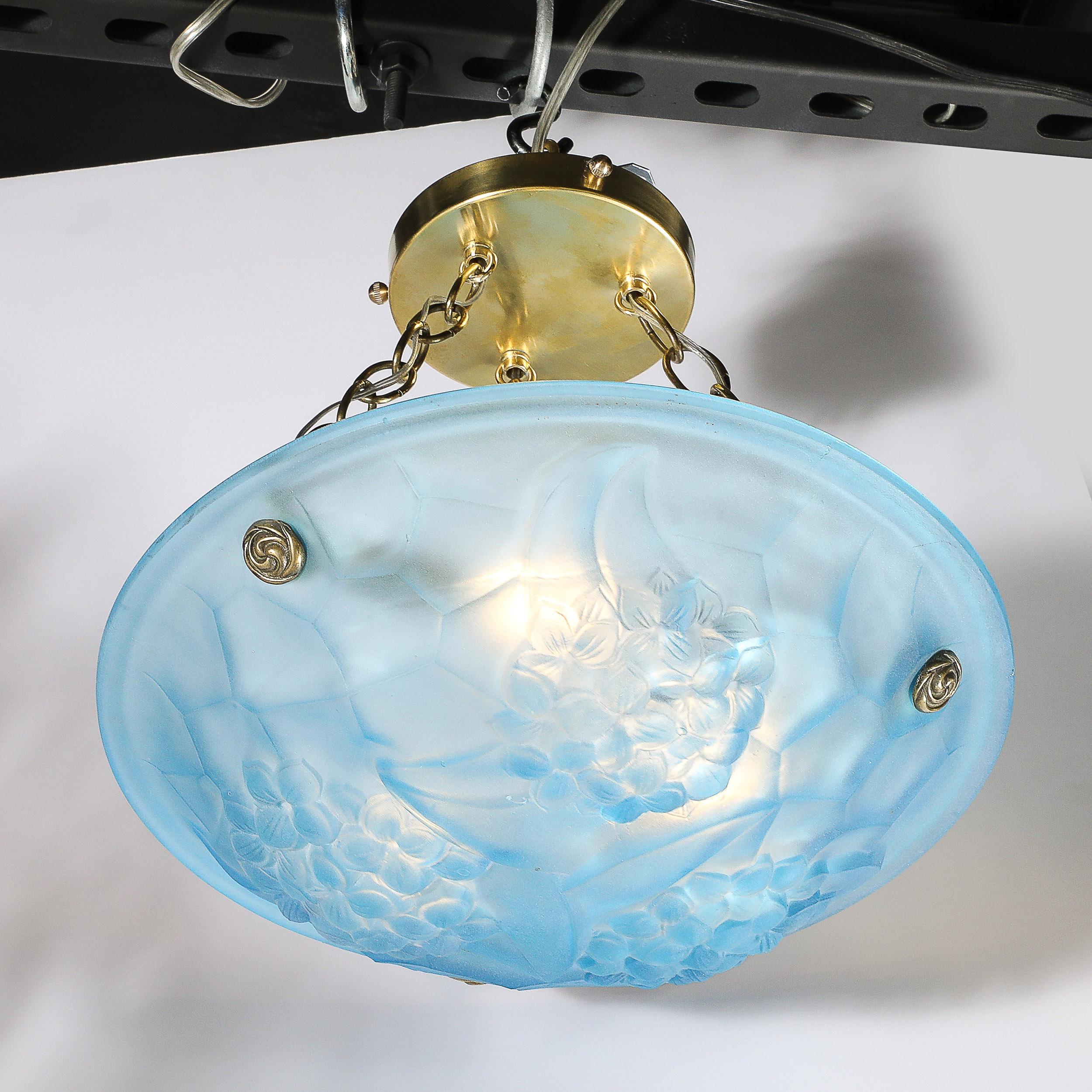 Milieu du XXe siècle Lustre Art Déco en verre bleu givré avec ferrures en laiton signé ROC par Degué en vente
