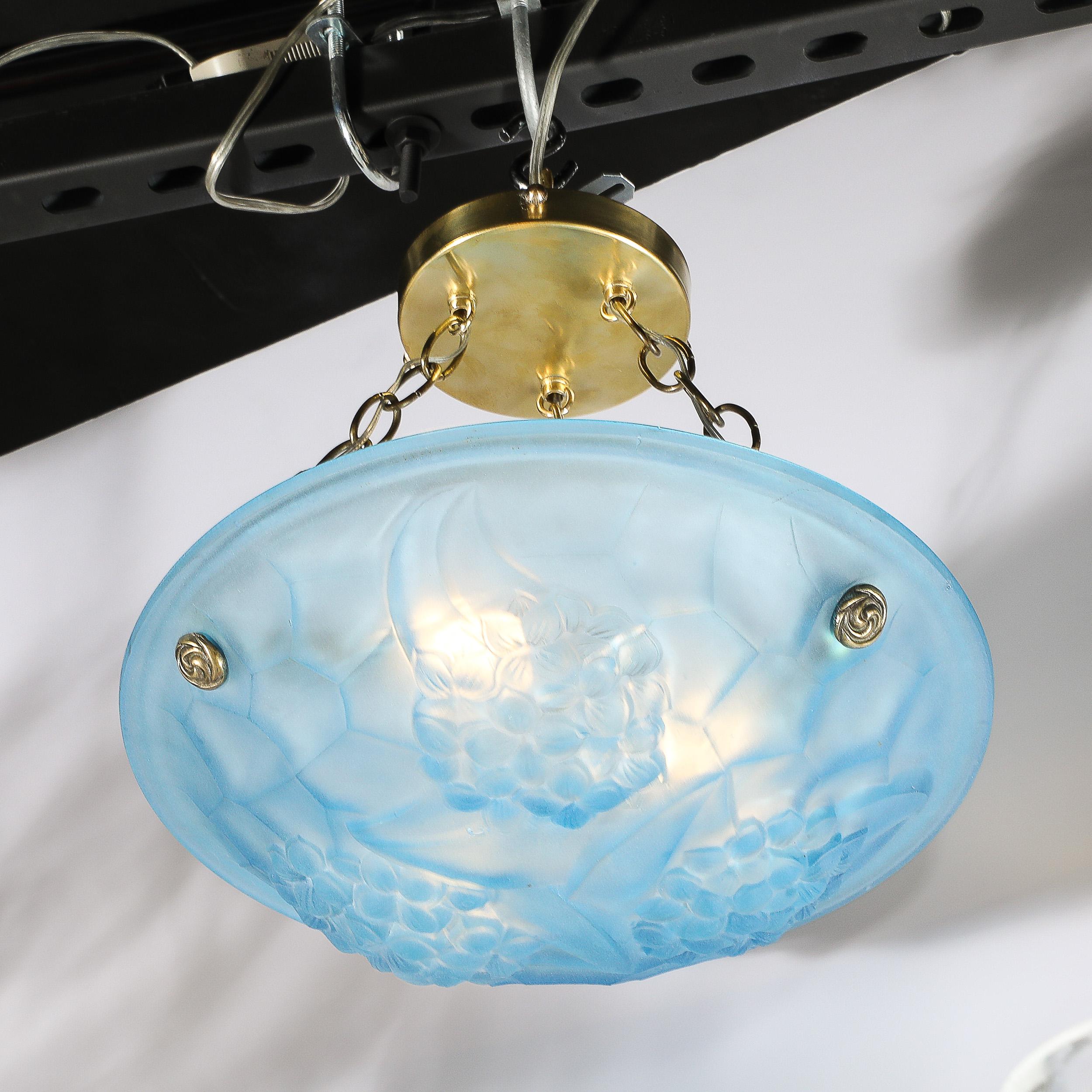 Laiton Lustre Art Déco en verre bleu givré avec ferrures en laiton signé ROC par Degué en vente