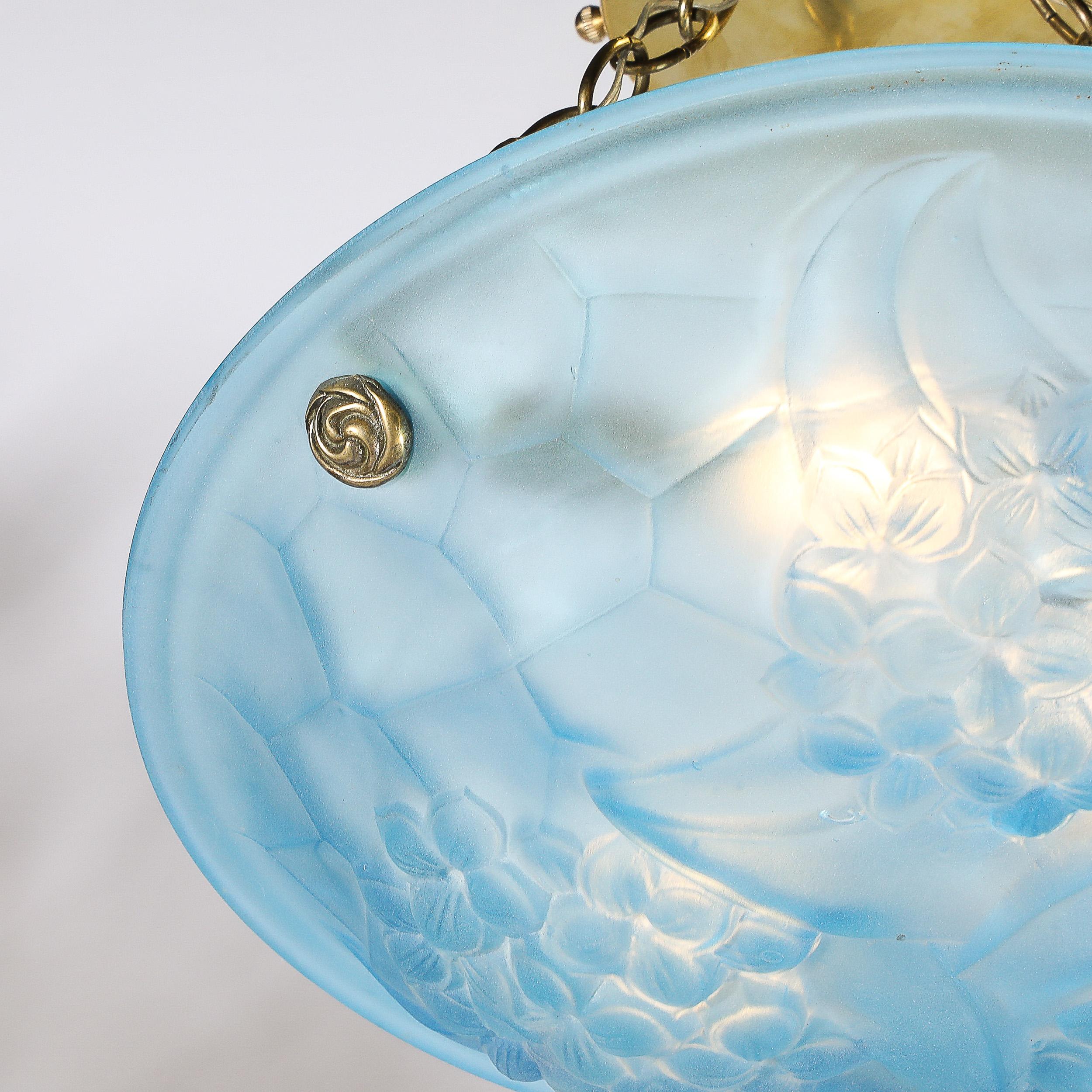 Lustre Art Déco en verre bleu givré avec ferrures en laiton signé ROC par Degué en vente 2