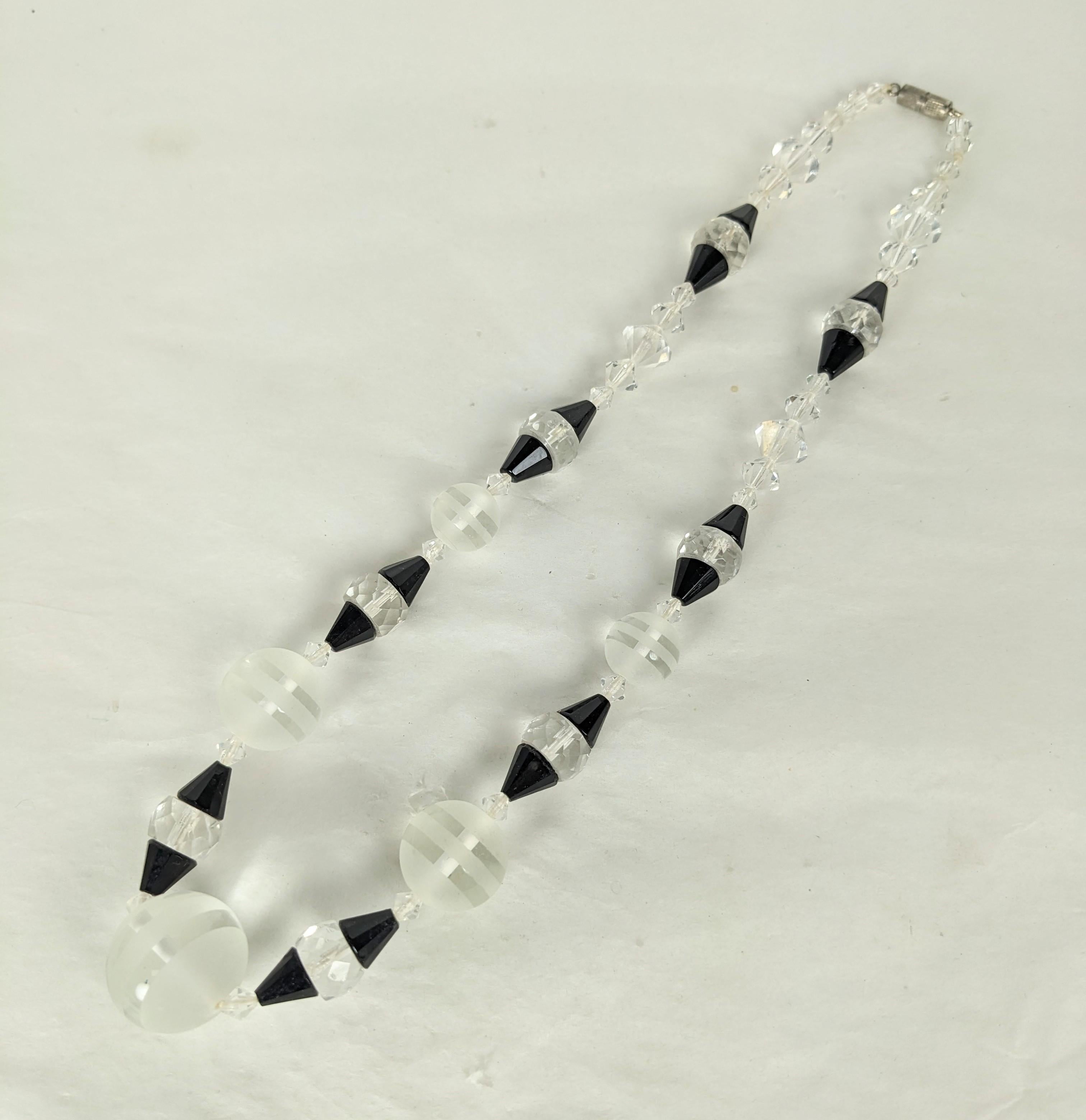 Elegant collier Art Déco français en cristal dépoli et perles de jais, années 1920. Des perles rayées en cristal givré inhabituelles sont mélangées à des rondelles de cristal facetté et à des perles pyramidales en jais. Style High Style Deco. 
18