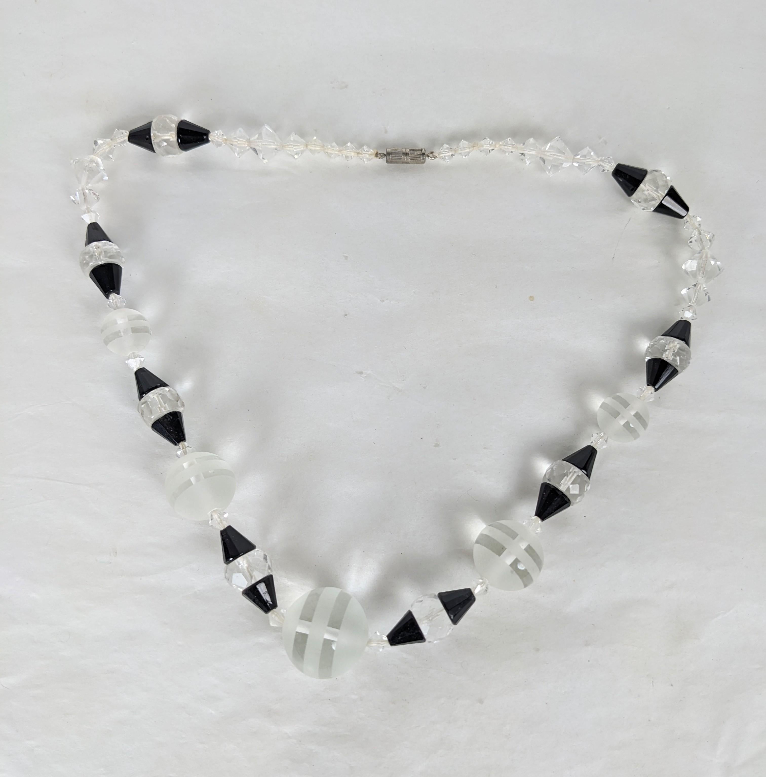 Art Deco Halskette aus mattiertem Kristall und Jet-Perlen (Art déco) im Angebot