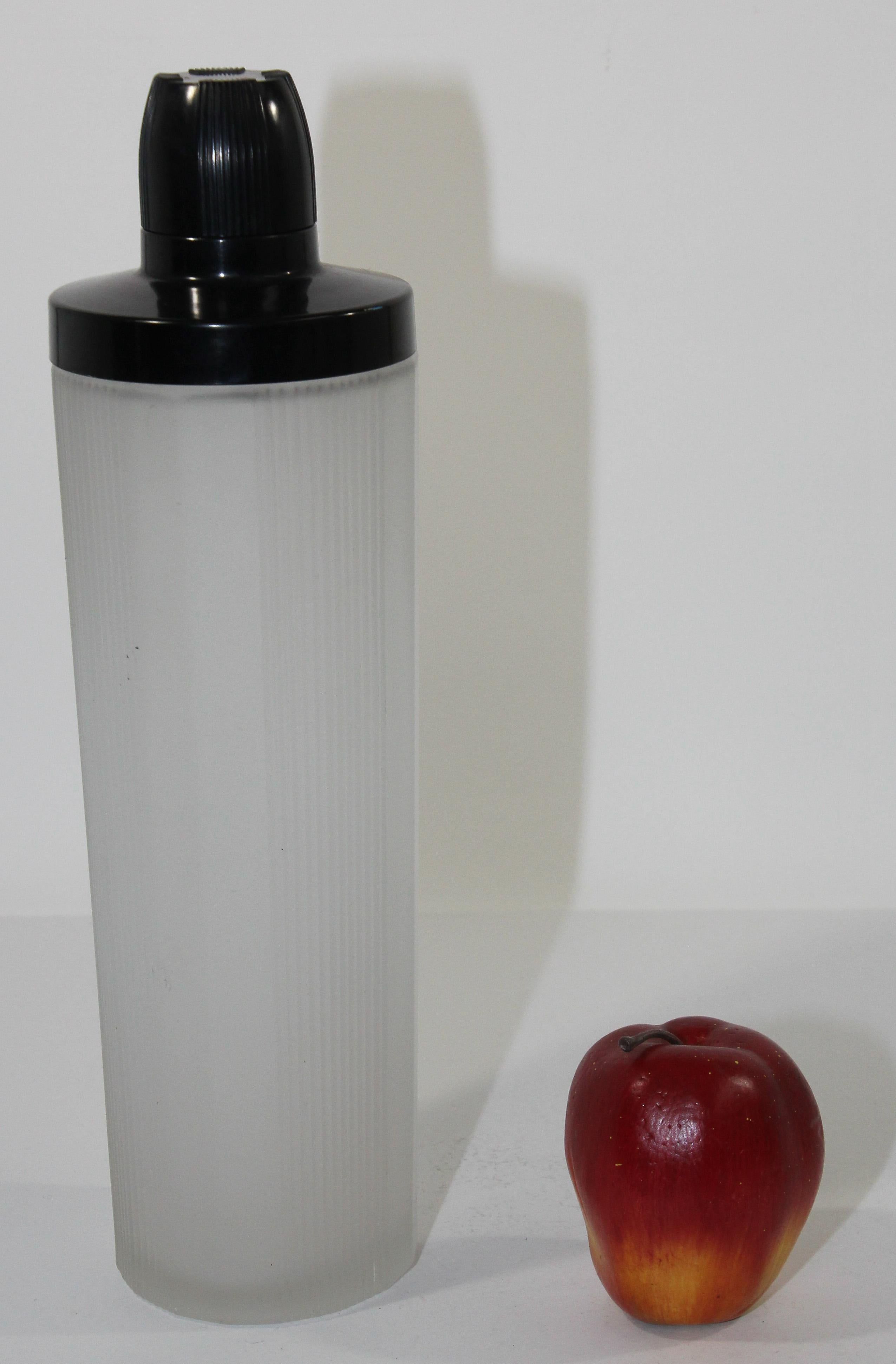Art Deco Frosted Glass and Bakelite Empire Cocktail Shaker Circa 1930 For Sale 3
