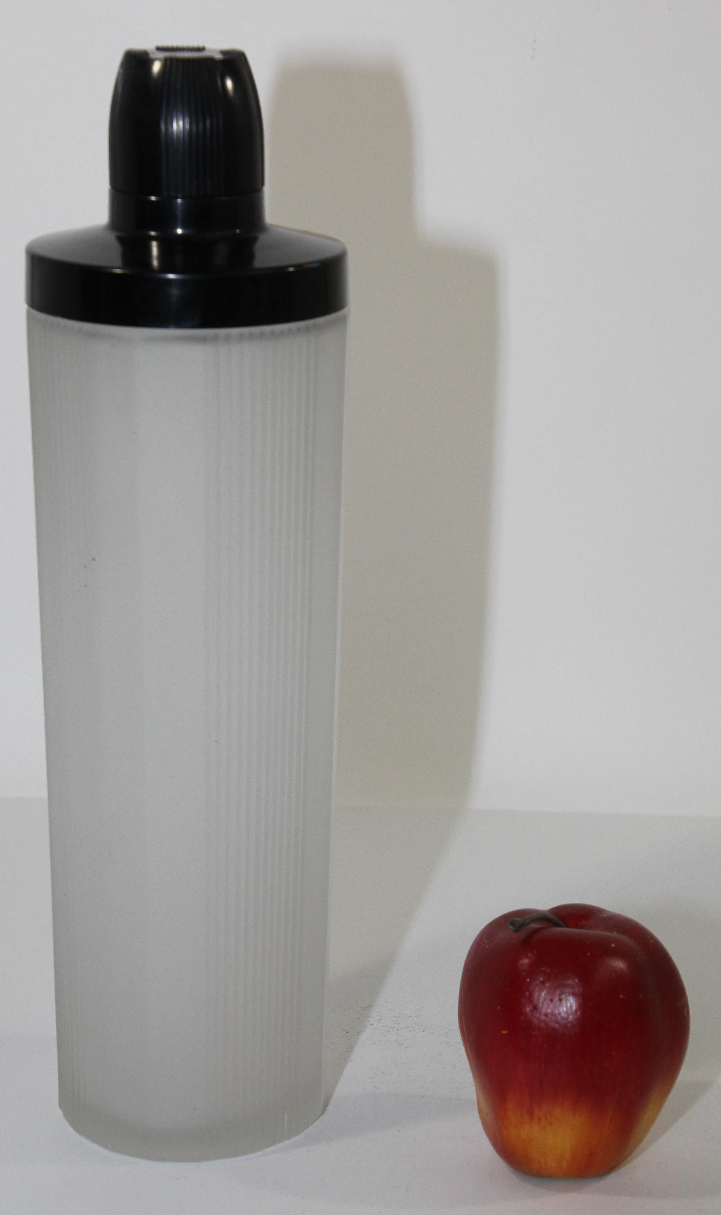Art Deco Frosted Glass and Bakelite Empire Cocktail Shaker Circa 1930 For Sale 4