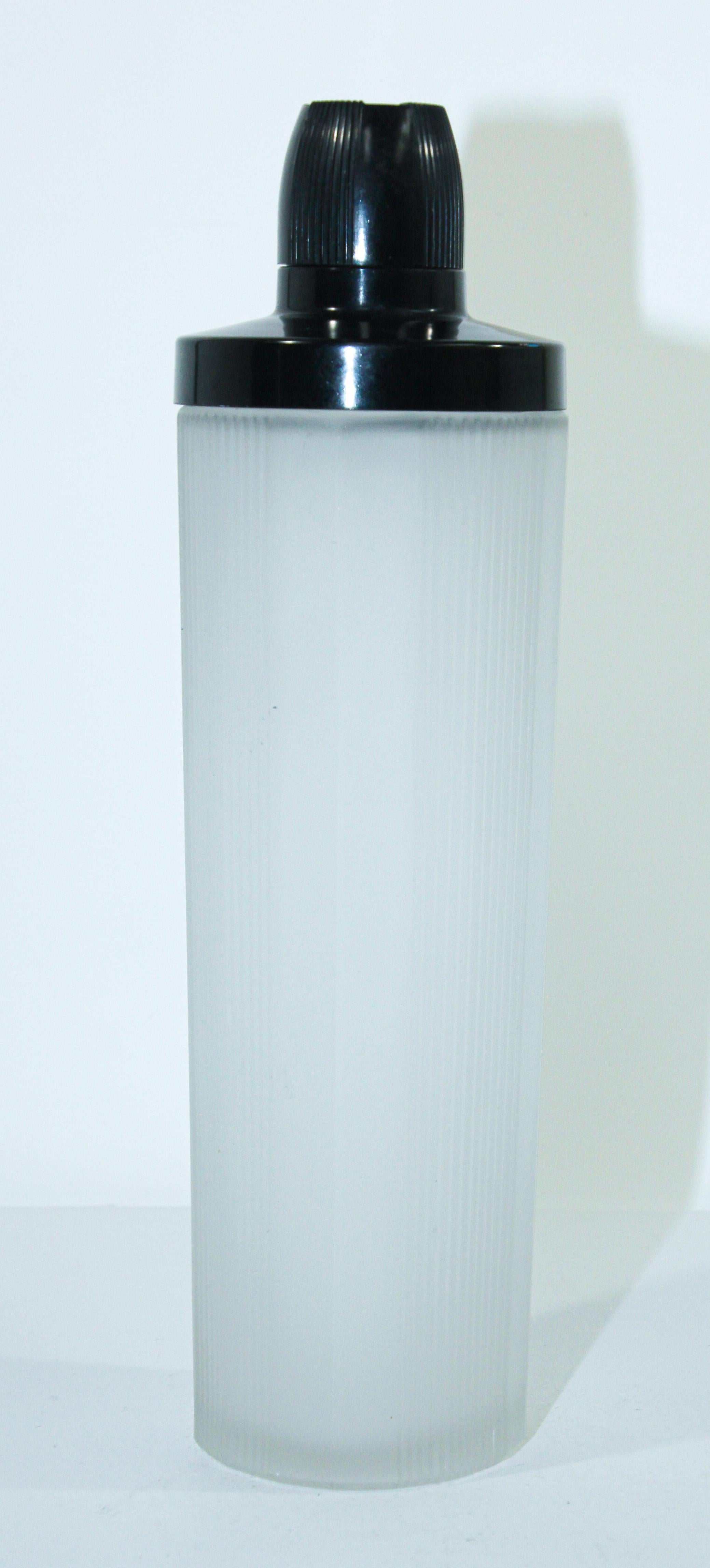 Vieux shaker Empire Art Déco en verre dépoli et bakélite
Shaker à cocktail en verre dépoli Art Déco vers les années 1930. 
La touche parfaite pour un look rétro-déco.
Ce shaker vintage en verre dépoli avec des nervures verticales est de style