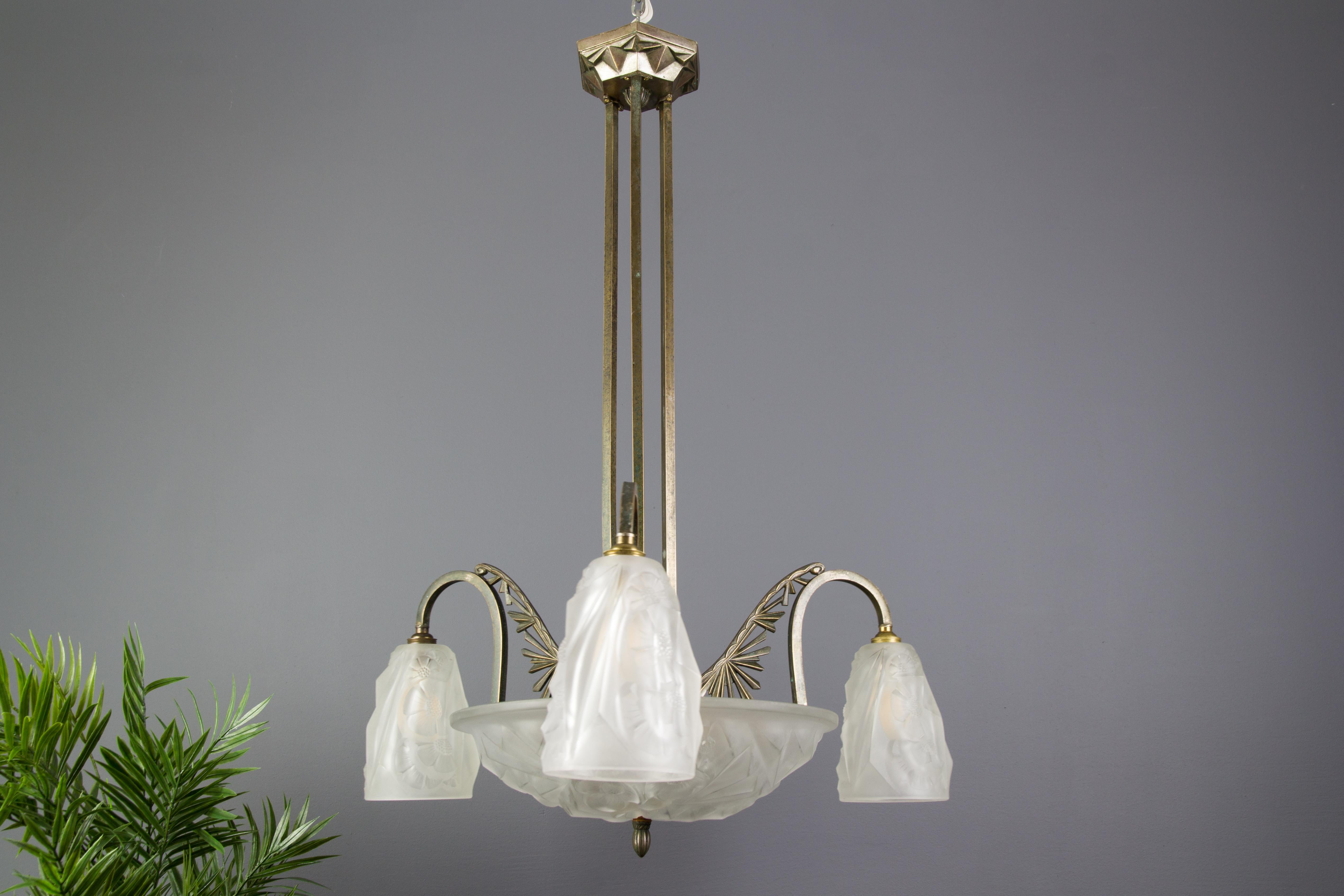 French Art Deco Frosted Glass and Bronze Chandelier by Francis Hubens and Degué, 1930s For Sale