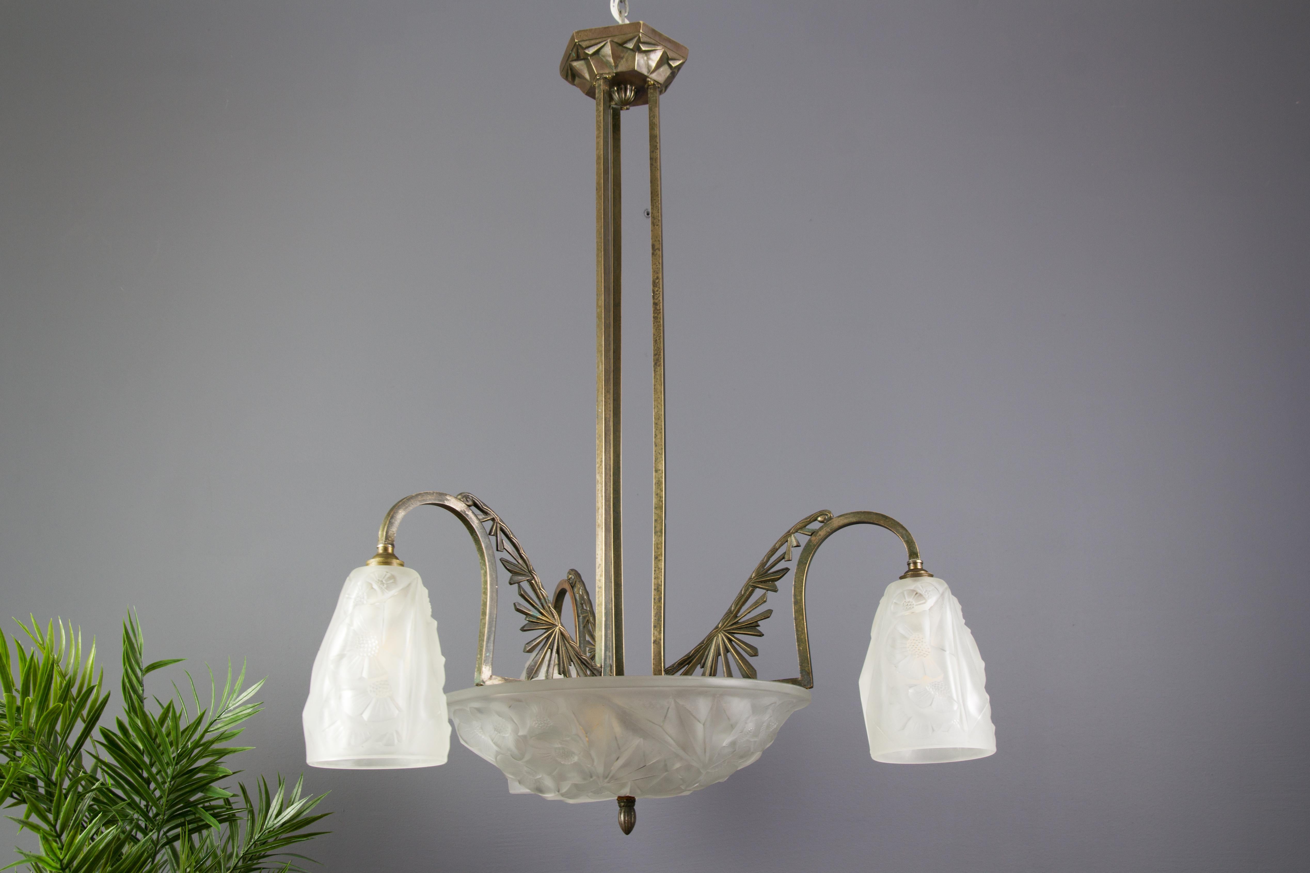 Art Deco Frosted Glass and Bronze Chandelier by Francis Hubens and Degué, 1930s In Good Condition For Sale In Barntrup, DE