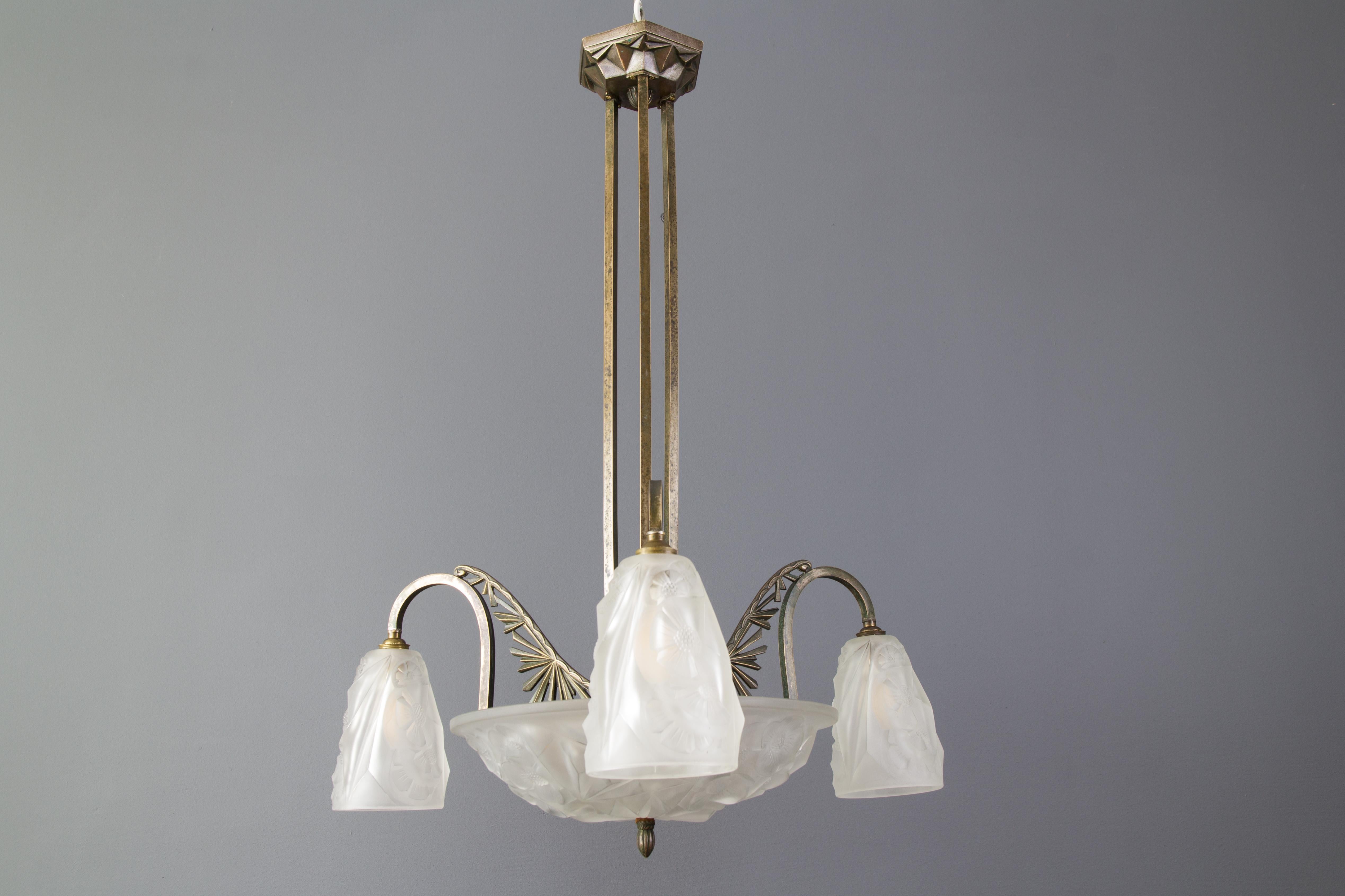Mid-20th Century Art Deco Frosted Glass and Bronze Chandelier by Francis Hubens and Degué, 1930s For Sale