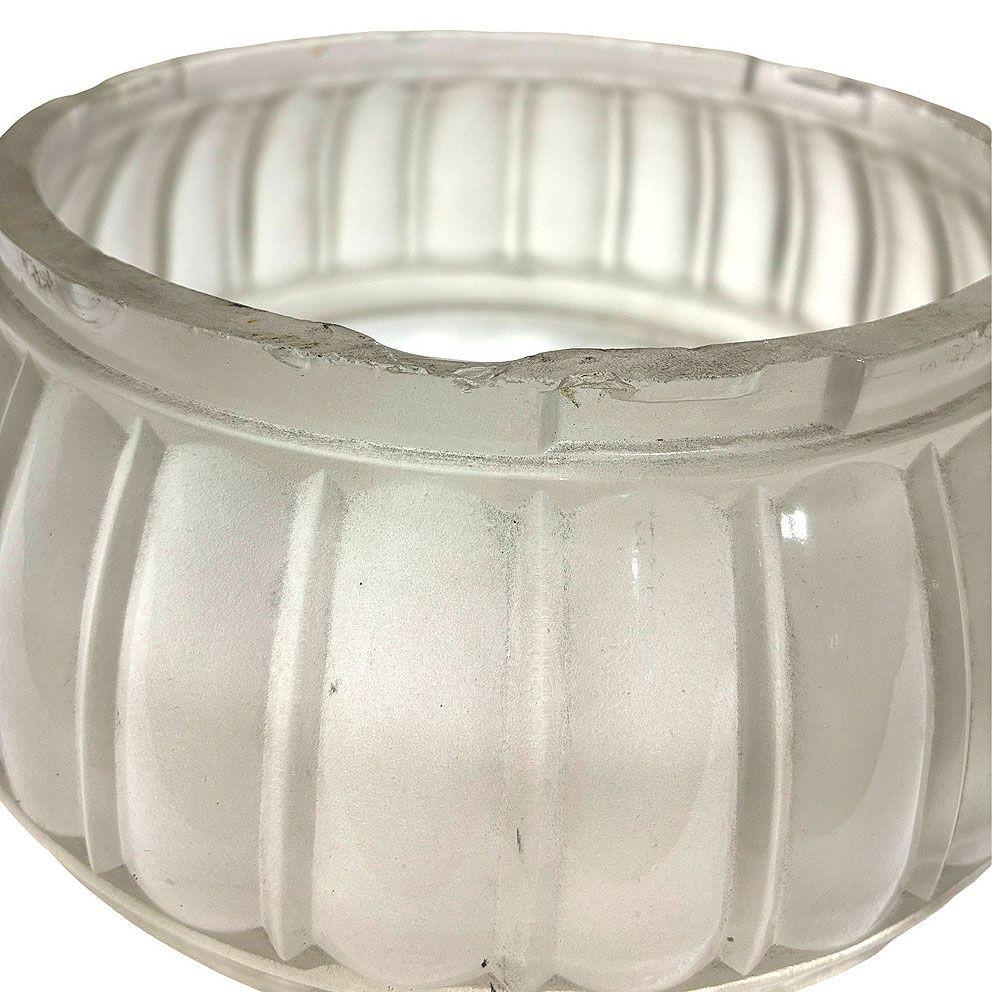 Deckenring aus mattiertem Art-Déco-Glas für Pendelleuchten mit eleganten, runden Mustern. Dieses zeitlose Stück verbindet Vintage-Charme mit minimalistischem Design und erzeugt ein sanftes, diffuses Licht. Er eignet sich perfekt, um jedem Raum einen