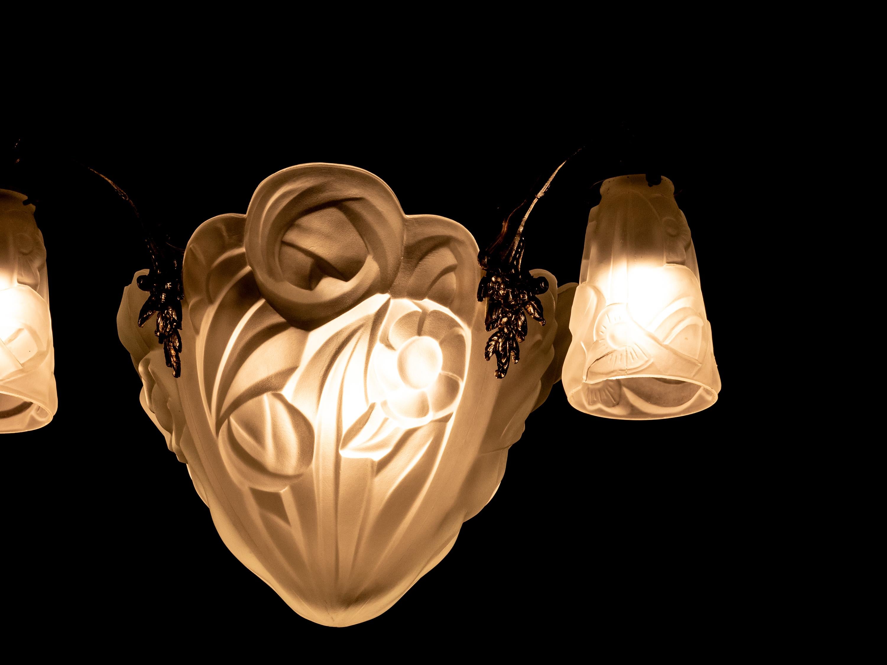 Francese Lampadario in vetro smerigliato Art Déco di Degue & PETITOT in vendita