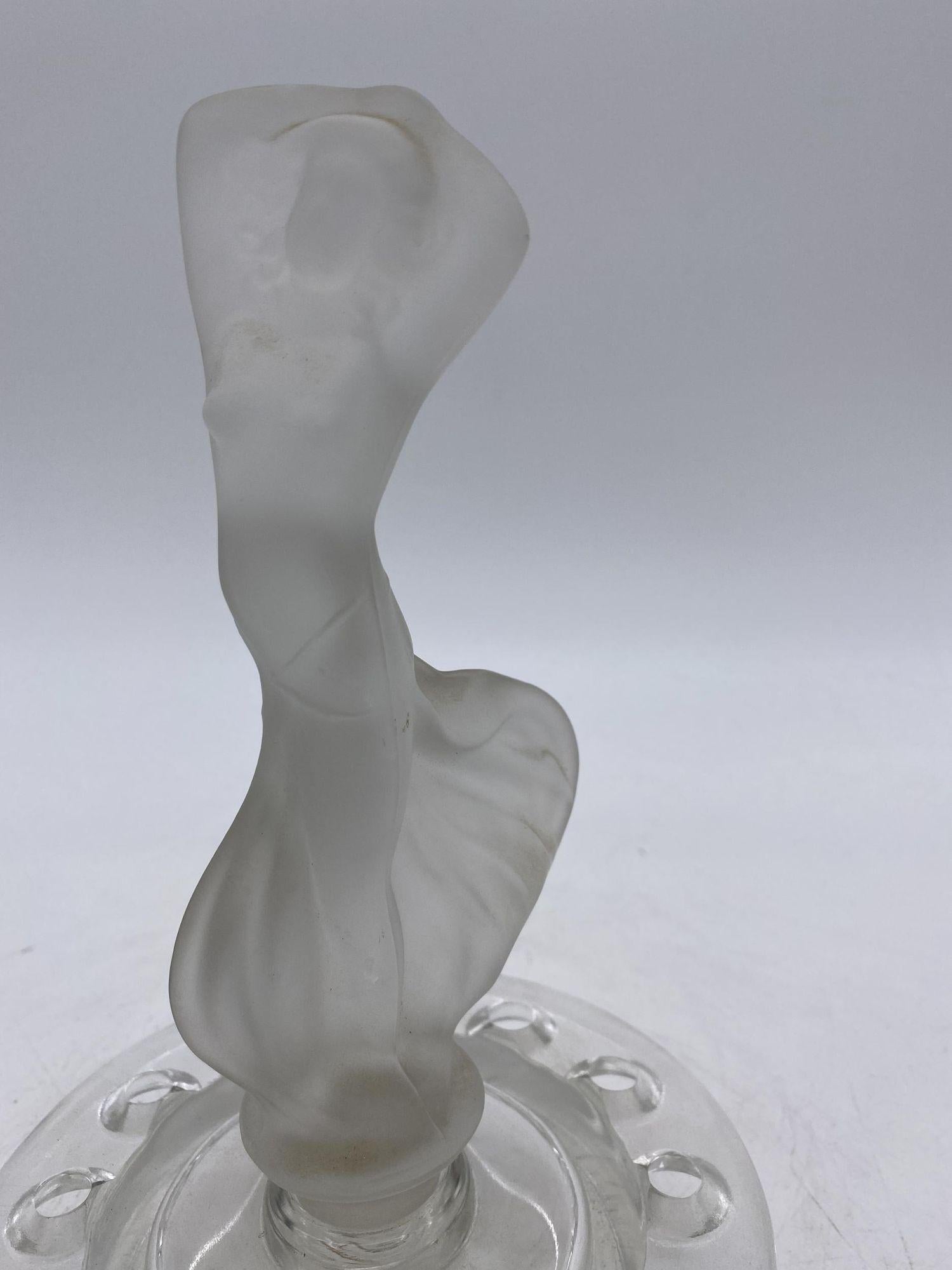 Art Deco Flapper-Blumenfrosch-Kleid aus Milchglas (Glaskunst) im Angebot