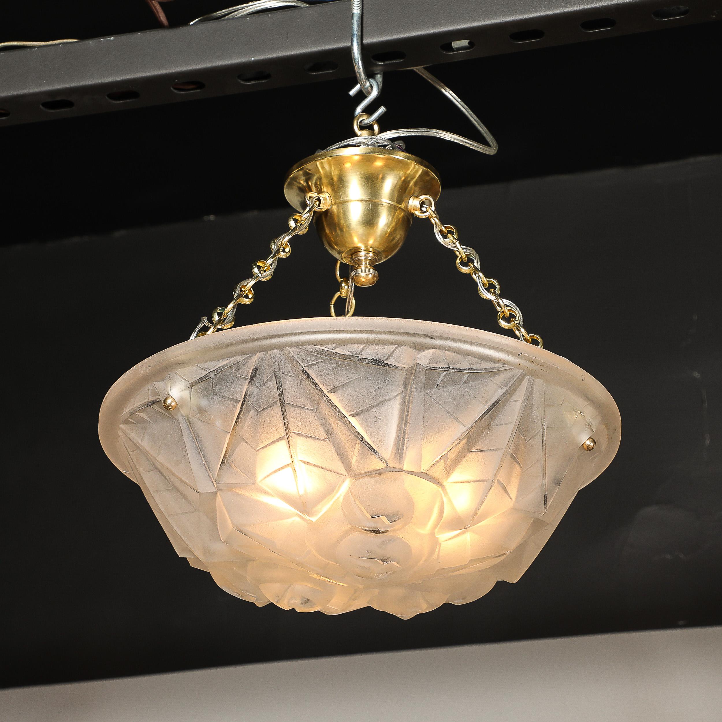 Art Déco Lampadario a sospensione in vetro smerigliato Art Deco con accessori in ottone firmato Degué in vendita