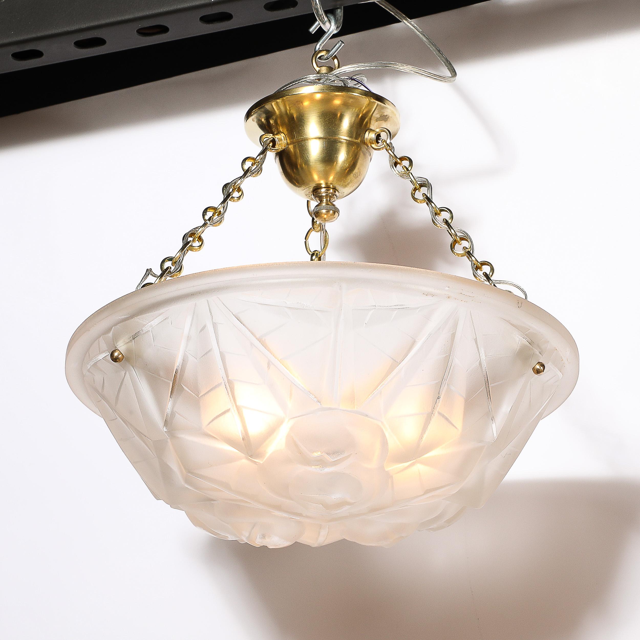 Francese Lampadario a sospensione in vetro smerigliato Art Deco con accessori in ottone firmato Degué in vendita