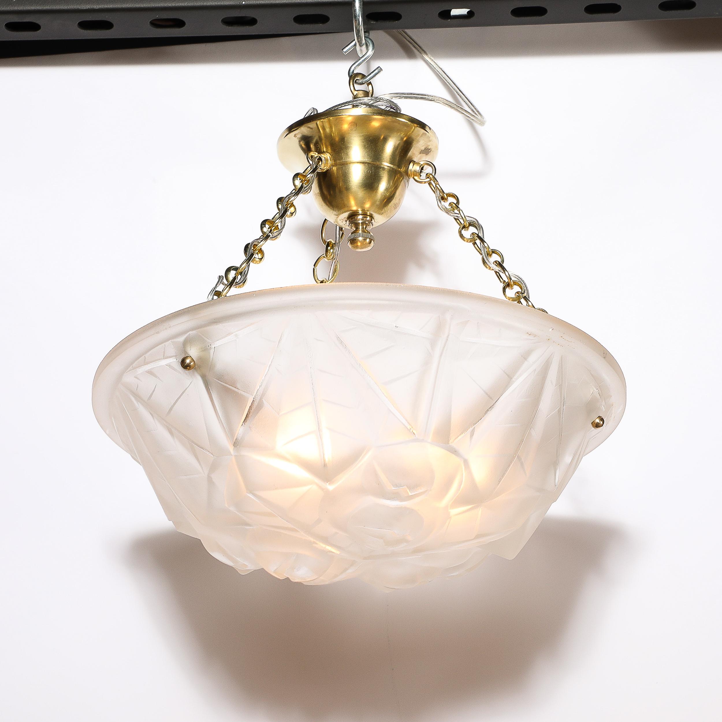 Lampadario a sospensione in vetro smerigliato Art Deco con accessori in ottone firmato Degué In condizioni ottime in vendita a New York, NY