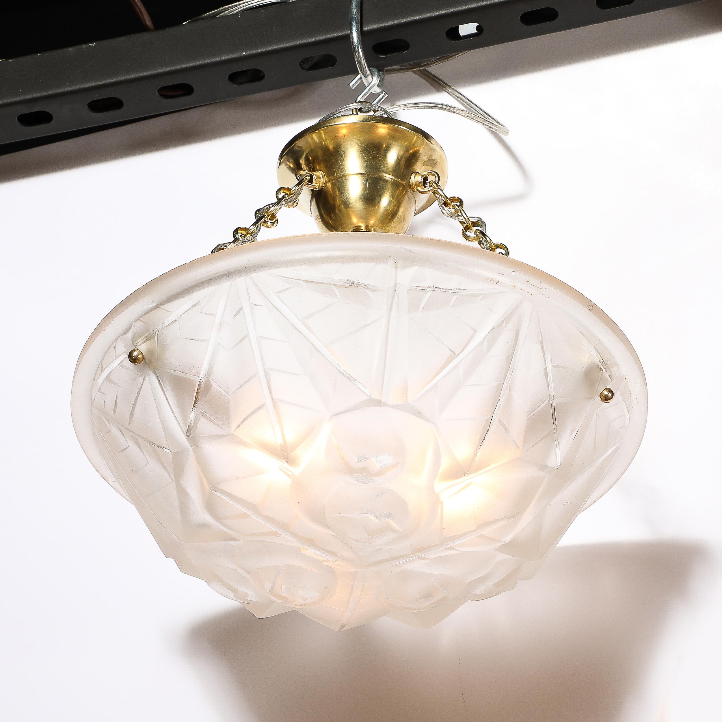 Metà XX secolo Lampadario a sospensione in vetro smerigliato Art Deco con accessori in ottone firmato Degué in vendita