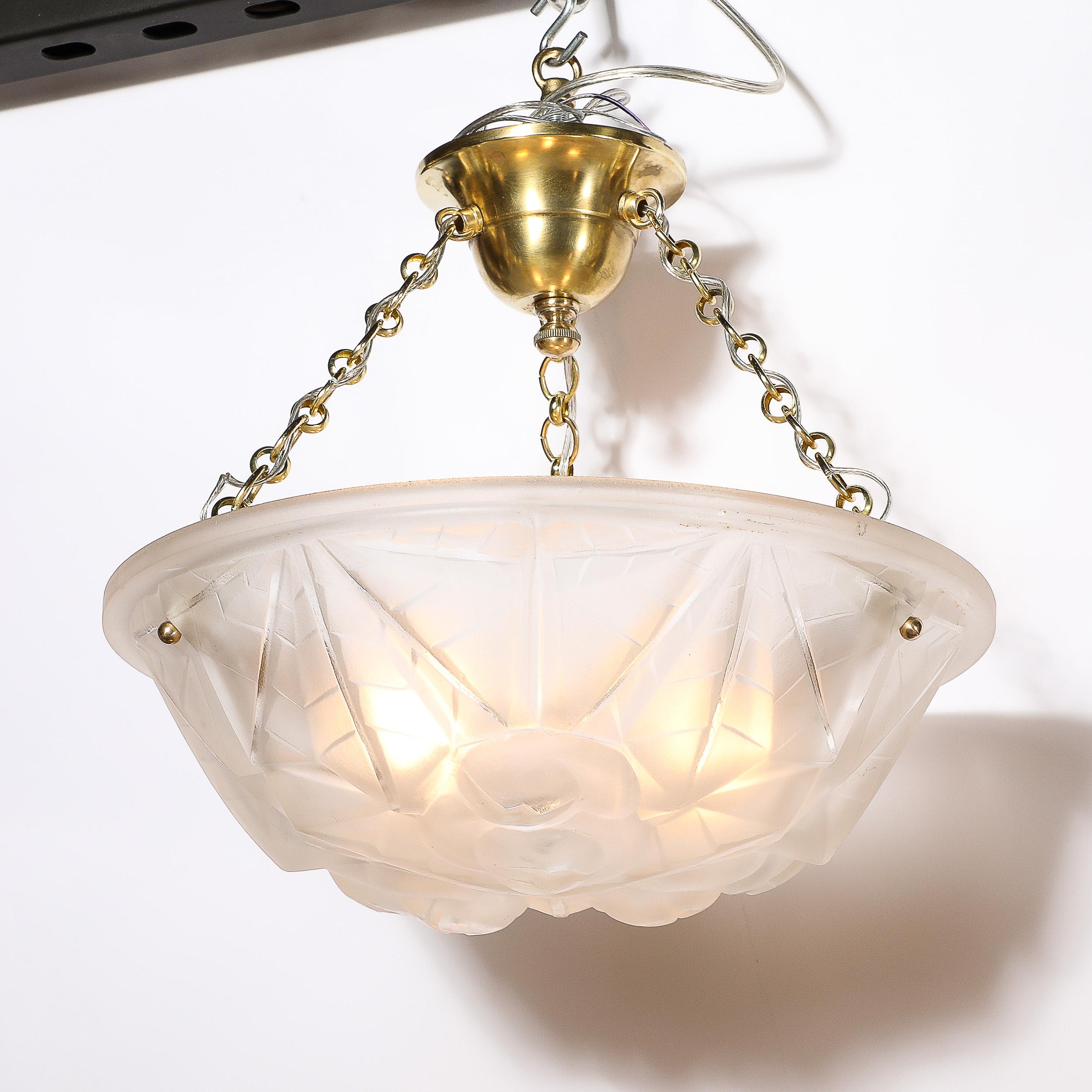 Lampadario a sospensione in vetro smerigliato Art Deco con accessori in ottone firmato Degué in vendita 1