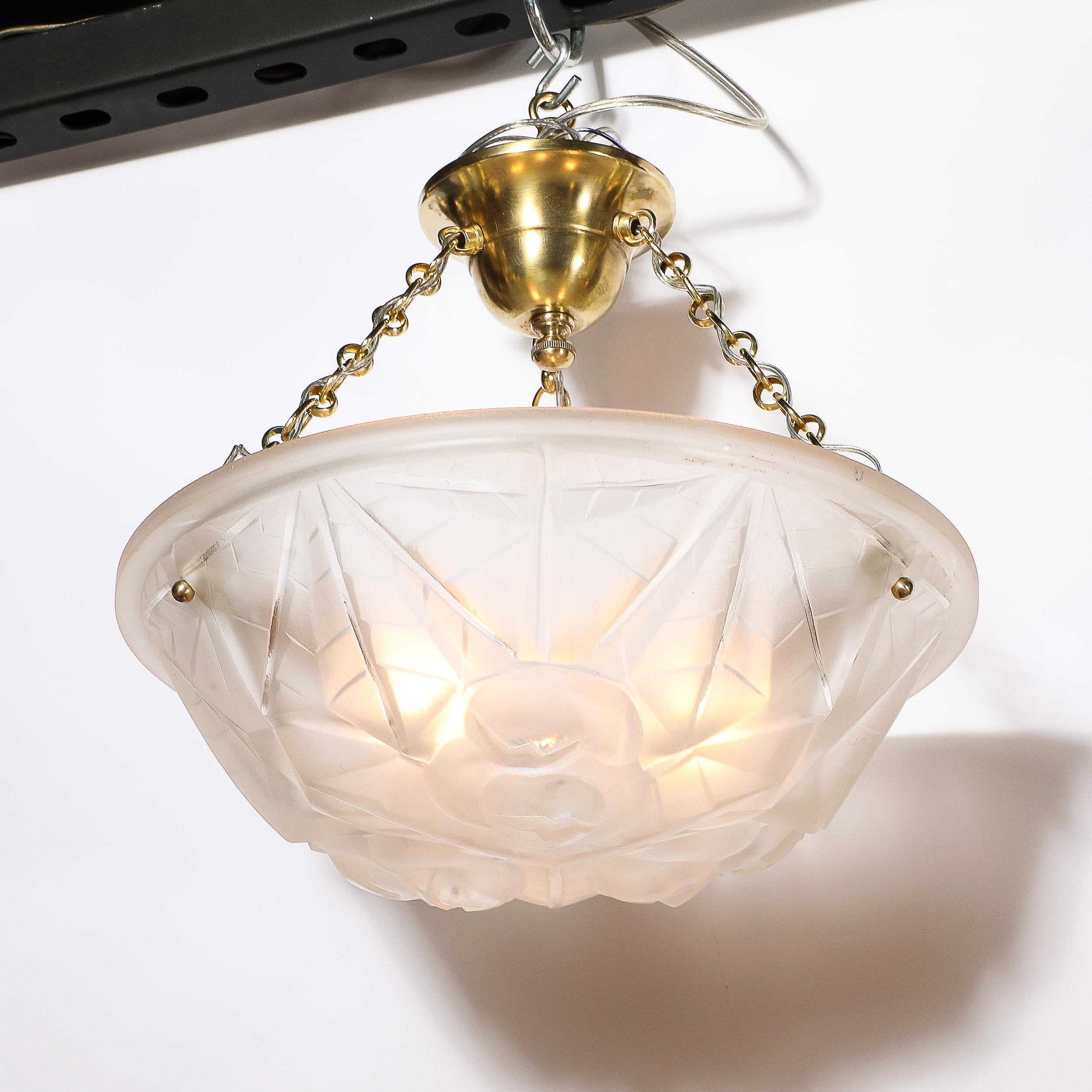 Lampadario a sospensione in vetro smerigliato Art Deco con accessori in ottone firmato Degué in vendita 2