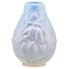 Art Deco Vase aus Milchglas von Edmond Etling, Pine Cone Design, Frankreich