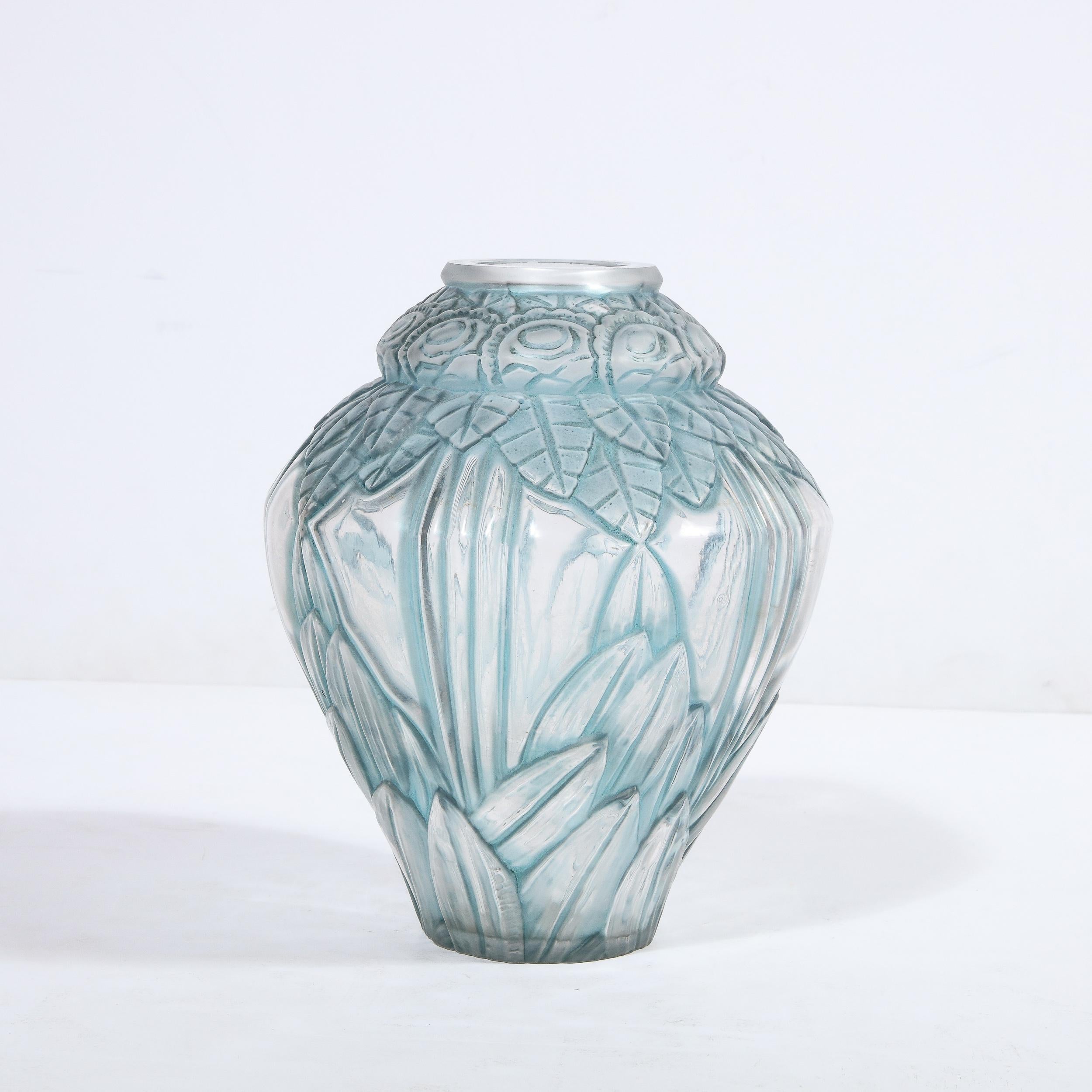 Français Vase en verre dépoli Art Déco avec motifs floraux et bandes par Andre Hunebelle