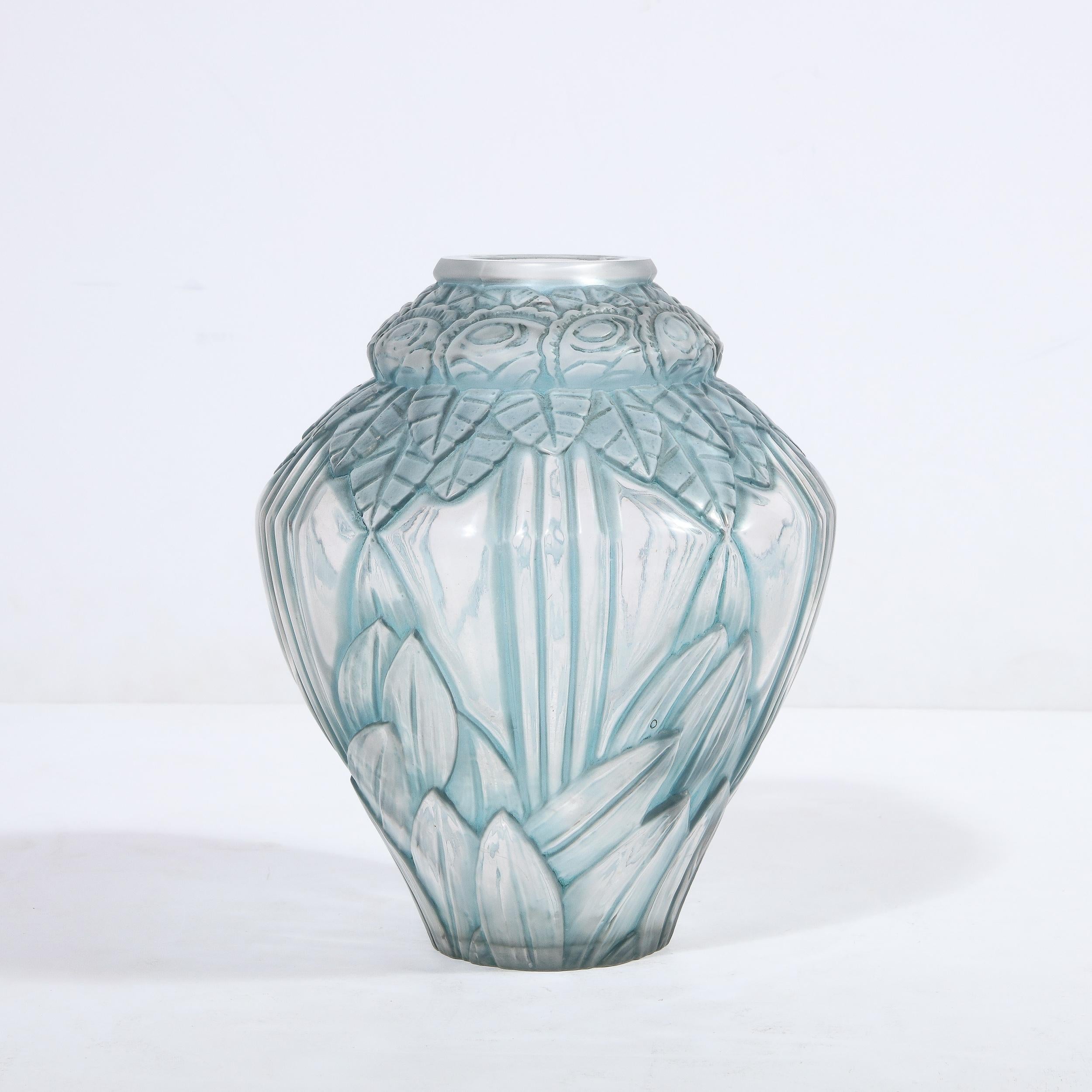 Vase en verre dépoli Art Déco avec motifs floraux et bandes par Andre Hunebelle Excellent état à New York, NY