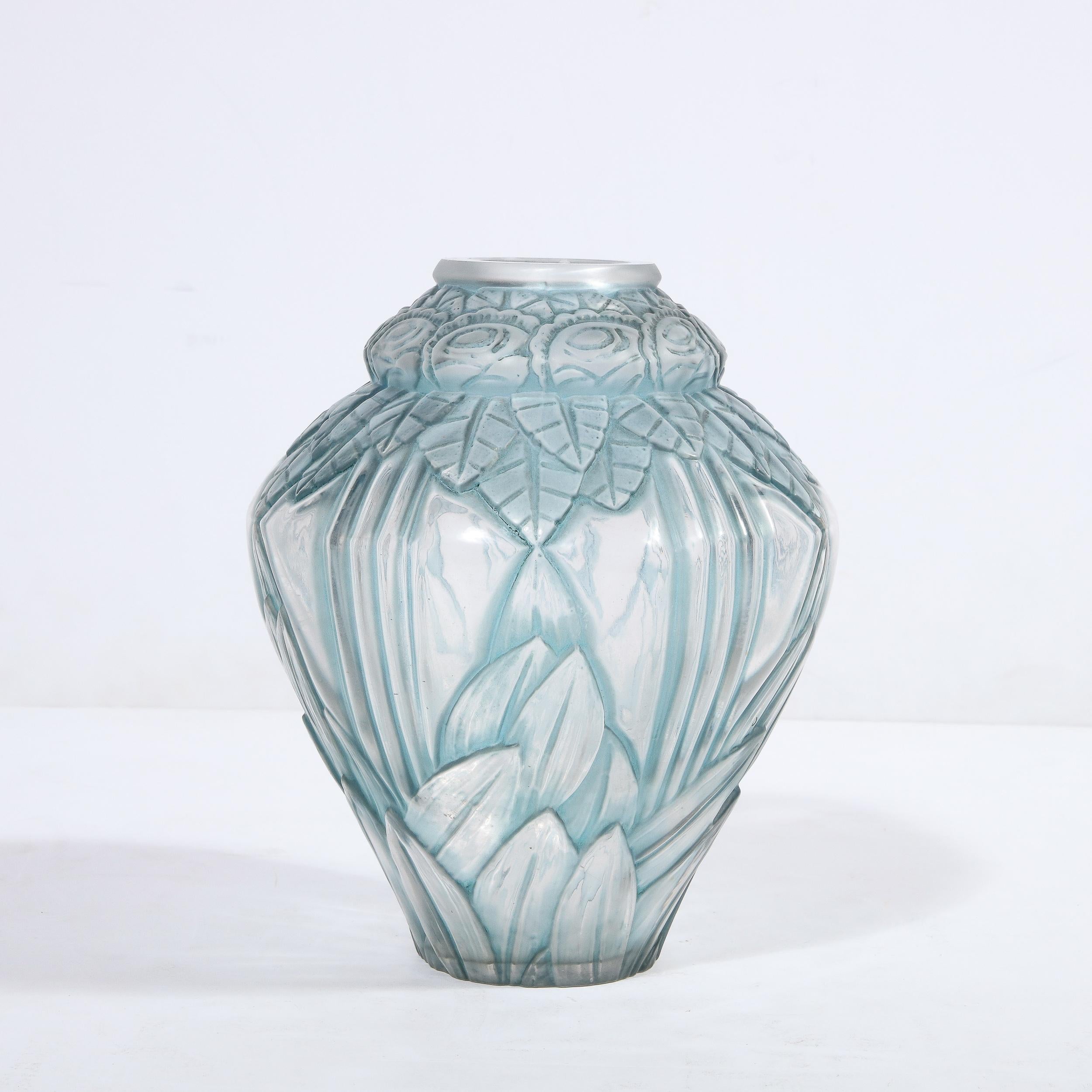 Milieu du XXe siècle Vase en verre dépoli Art Déco avec motifs floraux et bandes par Andre Hunebelle