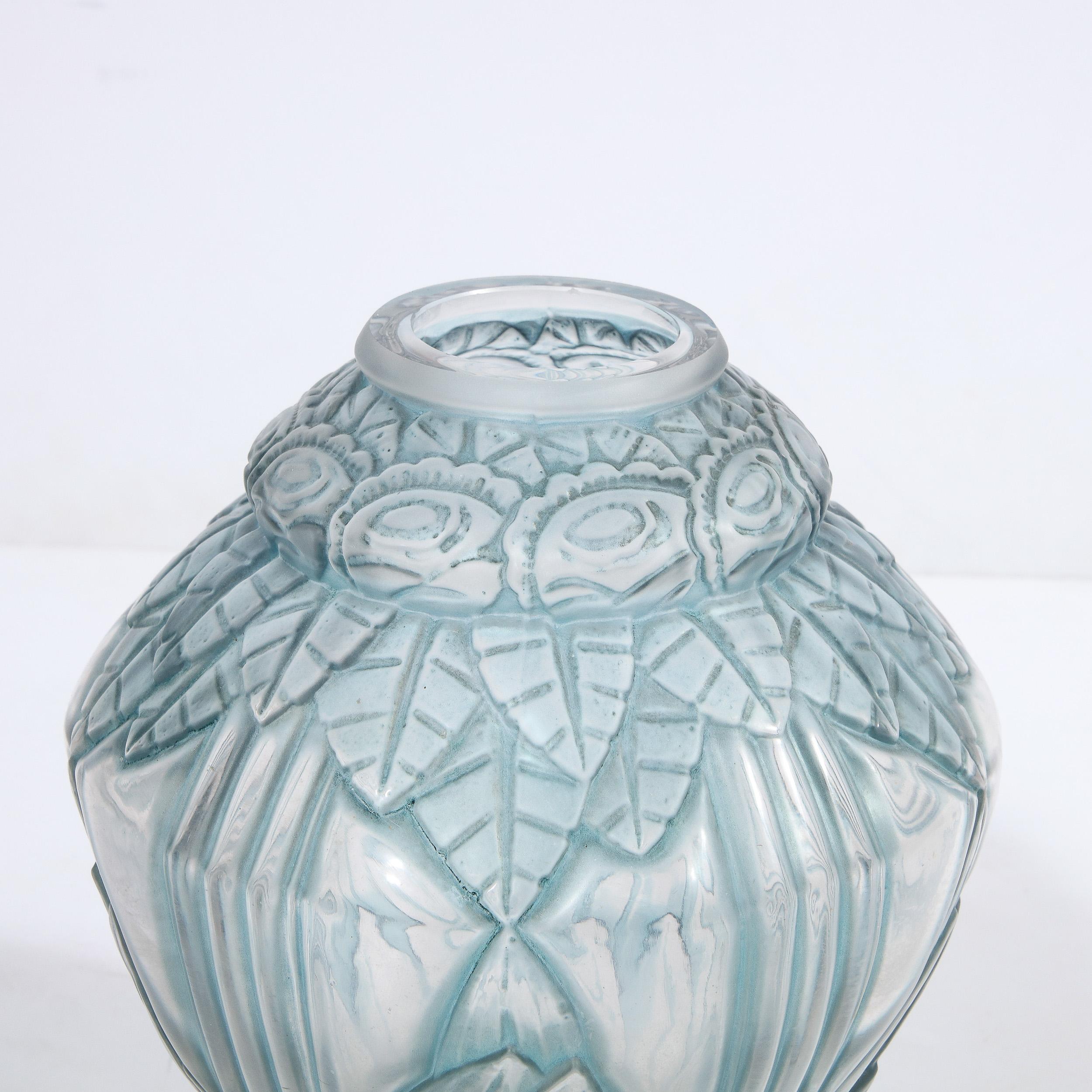 Verre Vase en verre dépoli Art Déco avec motifs floraux et bandes par Andre Hunebelle