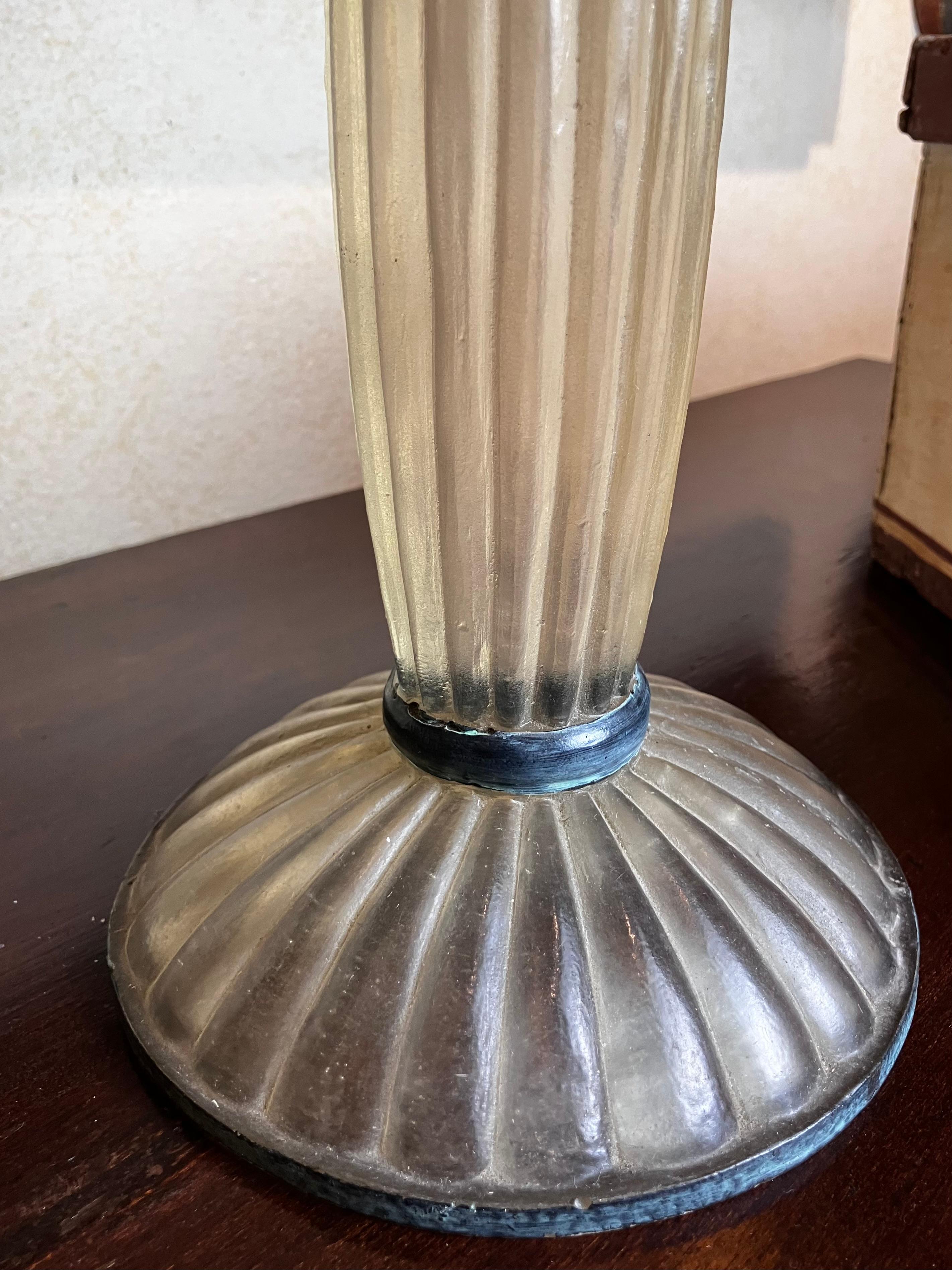 Candeliere a grillo in lucite smerigliata e ottone verdastro Art Deco in vendita 2