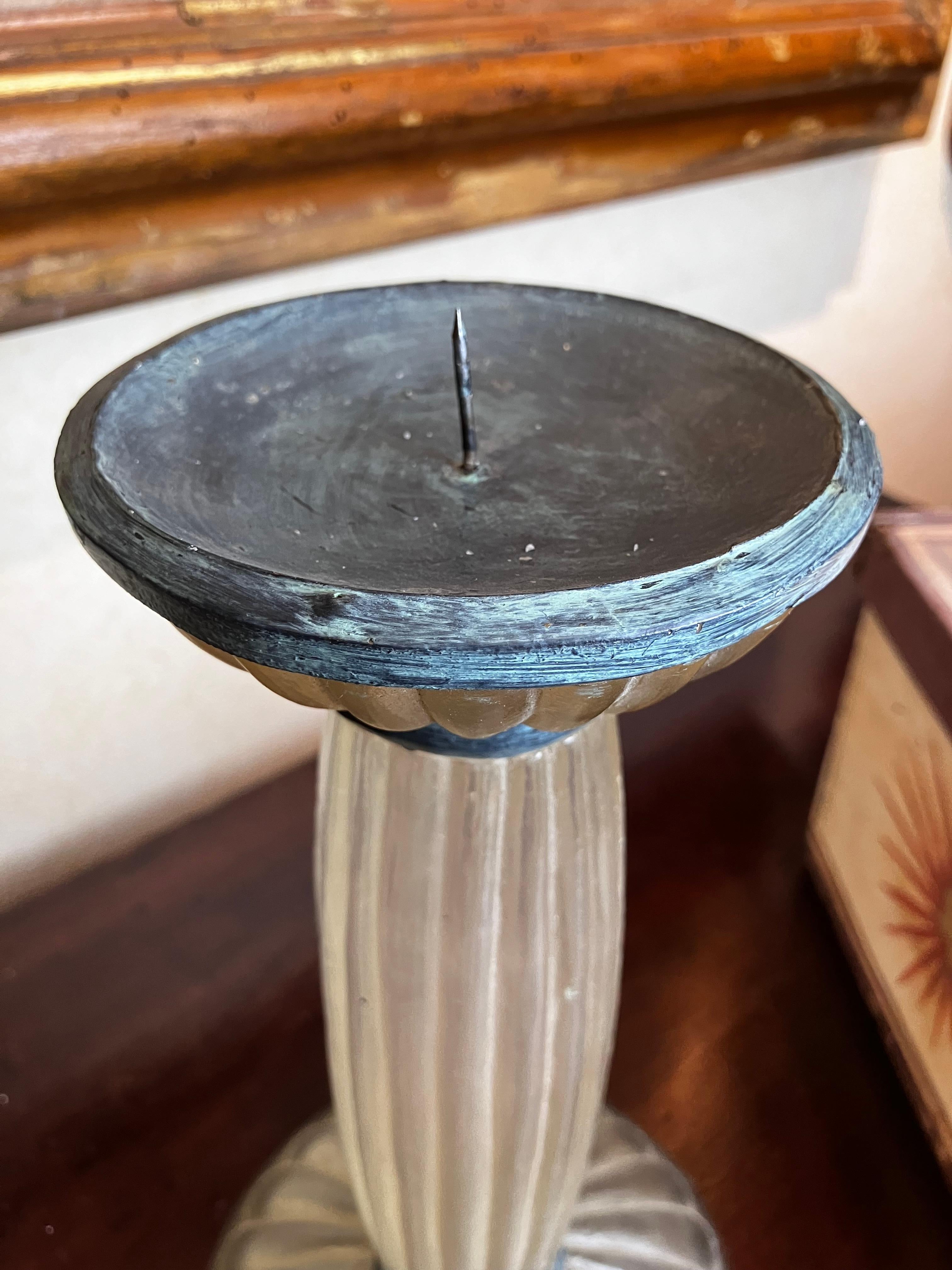Candeliere a grillo in lucite smerigliata e ottone verdastro Art Deco in vendita 3