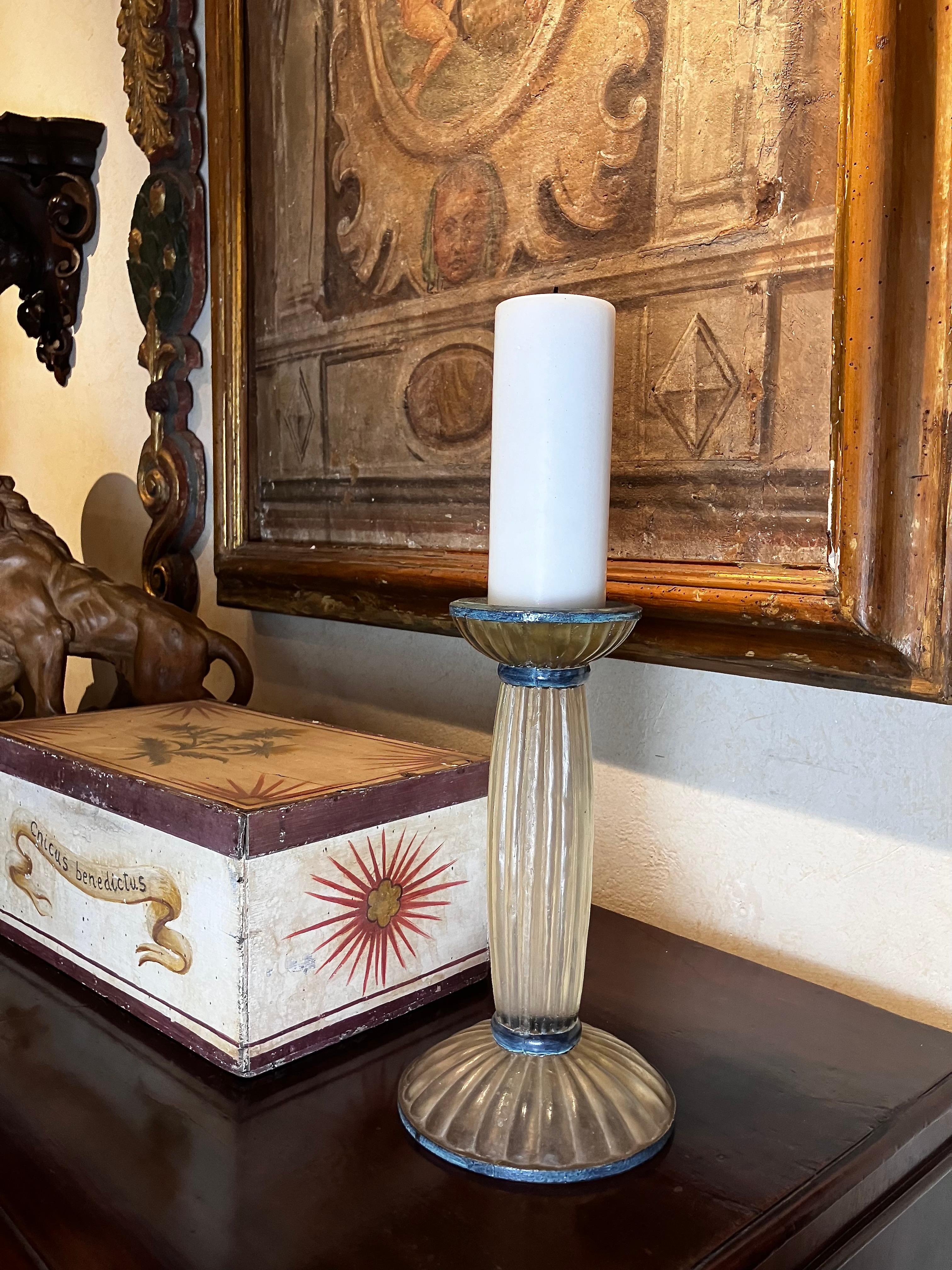 Questo elegante candeliere italiano del XX secolo in stile Art Déco, realizzato in lucite smerigliata con accenti in ottone rifiniti con patina verdastra, è sagomato con scanalature, il gambo arrotondato e il gocciolatoio circolare poggiano su