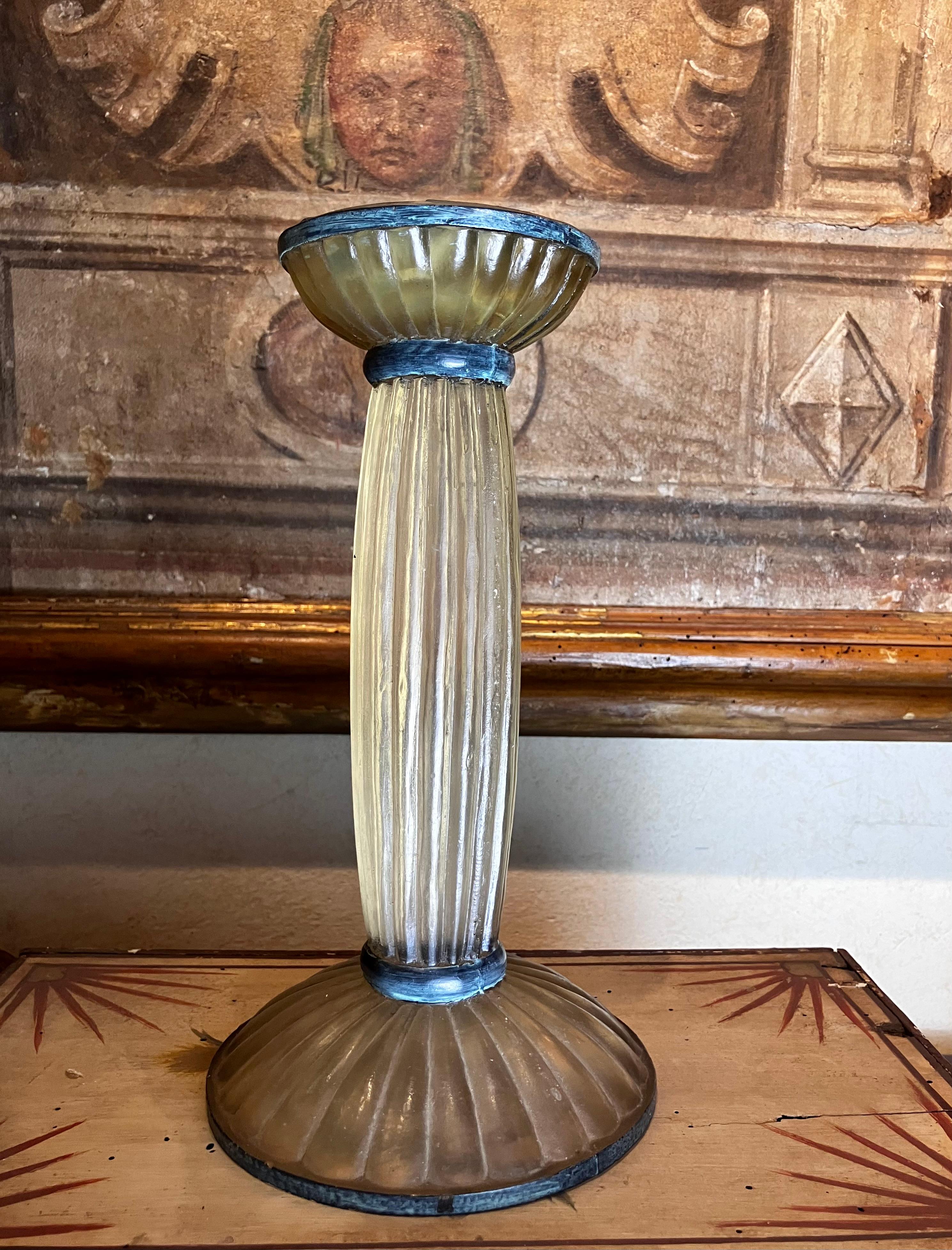 Art Déco Candeliere a grillo in lucite smerigliata e ottone verdastro Art Deco in vendita