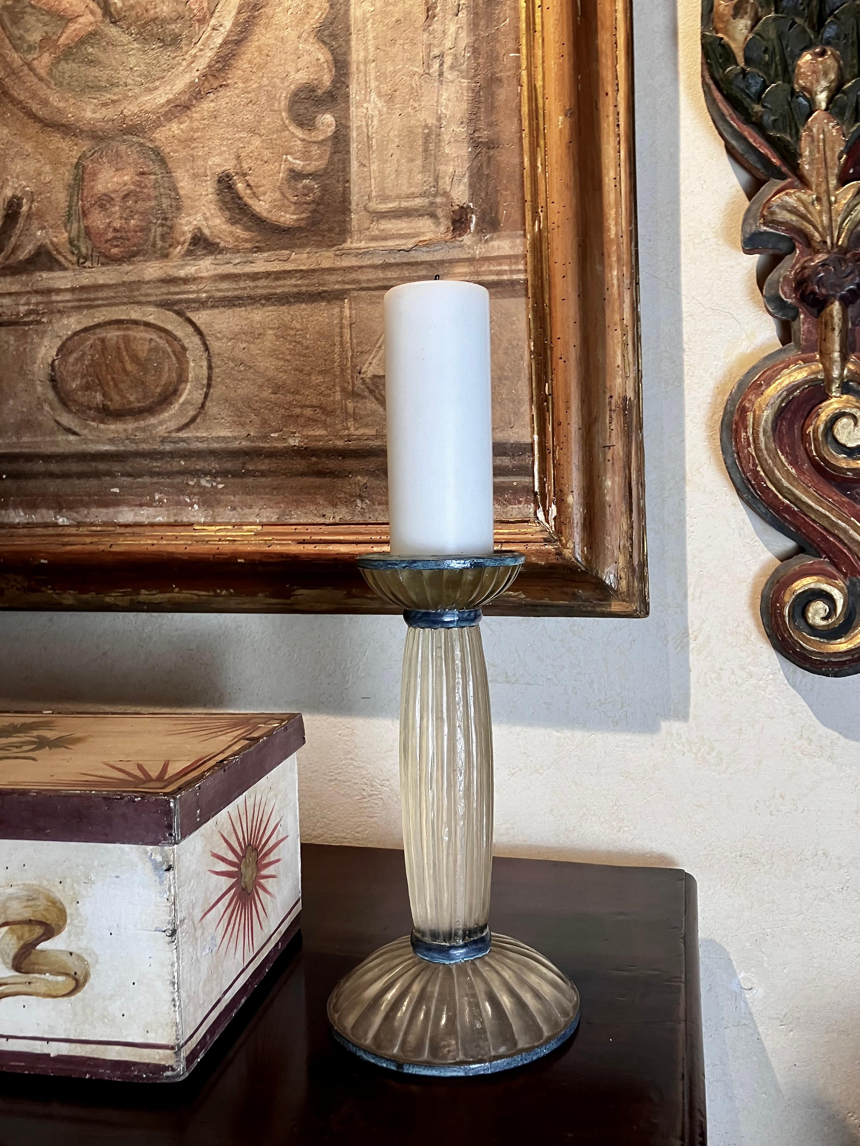 Satinato Candeliere a grillo in lucite smerigliata e ottone verdastro Art Deco in vendita